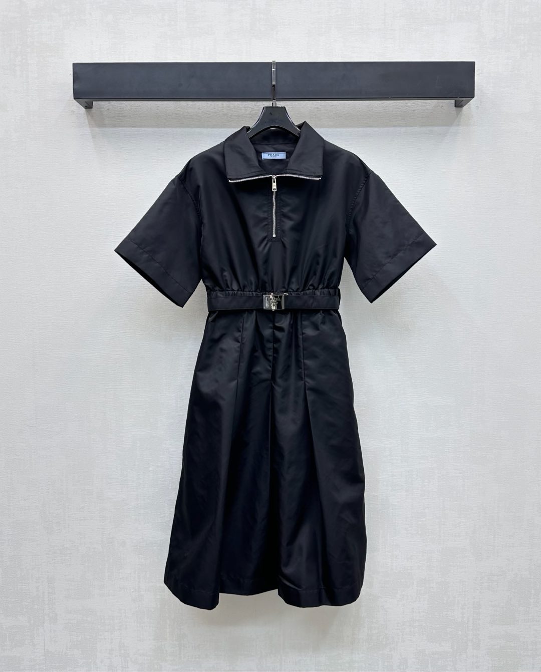 NO:472957,Prad*2025 new product is on the shelves of work belt dress custom YB imported nylon material, glossy and stylish, semi-zippered plaid design, combined with umbrella-shaped pleated skirt, add layered look, engraved letters, snap-button belt outlines the body, highlight the brand tone, easily divide the ratio of the upper and lower length, surface auxiliary materials development, lapel short-sleeved dress tailoring, full of fashion, easy to control the outdoors for daily commuting, high-end version, prada, skirts, T-shirt, alexander wang19860909Prad*2025新品上架工装腰带连衣裙定制YB进口尼龙材质 光泽垂顺有型 沿用半拉链开襟设计 配合伞状压褶裙摆处理 增添造型层次感 刻印字母按扣腰带勾勒身形 彰显品牌调性 轻松划分上短下长好比例 面辅料开发 翻领短袖连衣裙剪裁 穿搭潮流十足 日常通勤户外轻松驾驭 高版本,,prada,skirts,T-shirt,alexander wang,Women's clothing