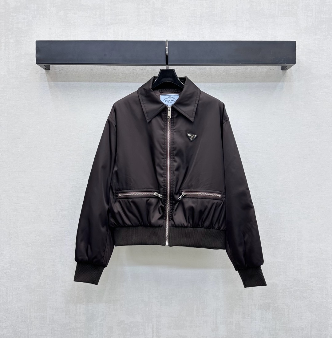 NO:472945,Prad*2025 new product lapel cotton jacket custom made of YB imported nylon material, crisp, shiny and stylish, inner cotton-tucked, warm and comfortable, plaid zipper adjustment design with symmetrical zipper pocket decoration, add layering, chest embellishment of the iconic triangle logo, highlighting the brand tone, surface auxiliary material development, zipper jacket tailoring, handsome and fashionable outfit, high-end,,prada, jackets & coats,jackets & coats,alexander wang19860909Prad*2025新品上架翻领棉服外套定制YB进口尼龙材质 挺括光泽有型 内里衔棉处理 保暖舒适 开襟拉链调节设计配合对称拉链口袋装饰 增添造型层次感 胸前点缀标志性三角徽标 彰显品牌调性 面辅料开发 拉链夹克外套剪裁 穿搭帅气时髦 高版本,,prada,jackets & coats,jackets & coats,alexander wang,Women's clothing