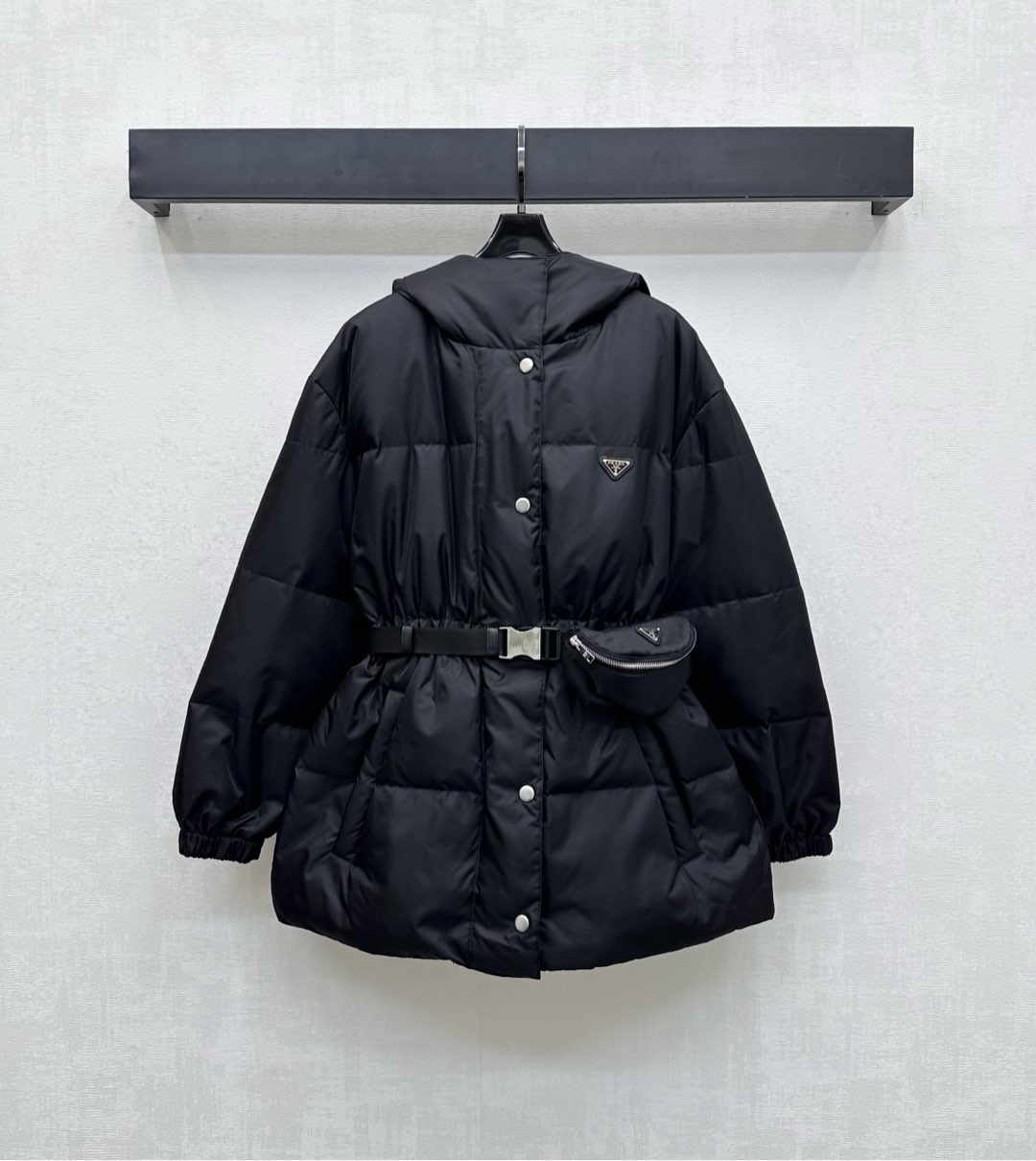 NO:472996,The new product with dust bag Prad*2025 is on the shelves with hooded belt down jacket customized YB imported recycled nylon material, warm and comfortable, white goose down filling in the inner lining, light and warm, double-head zipper design with engraving and snap button adjustment, adds a sense of styling, iconic triangle logo decoration on the chest, snap bag belt outlines the body proportions, highlights the brand tone, facial auxiliary material development, hooded mid-length jacket cut, the first choice for autumn and winter wear, velvet filling standard: national standard 90 velvet filling: white goose velvet high version,, prada, jackets & coats, down jacket, hats, alexander wang19860909配防尘袋Prad*2025新品上架连帽腰带羽绒服定制YB进口再生尼龙材质 保暖舒适 内里白鹅绒填充 轻盈保暖 开襟双头拉链设计配合刻印按扣调节处理 增添造型层次感 胸前点缀标志性三角徽标装饰 卡扣包包腰带勾勒修饰身型比例 彰显品牌调性 面辅料开发 连帽中长款外套剪裁 秋冬必备穿搭首选 充绒标准:国标90绒 充绒物:白鹅绒 高版本,,prada,jackets & coats,down jacket,hats,alexander wang,Women's clothing