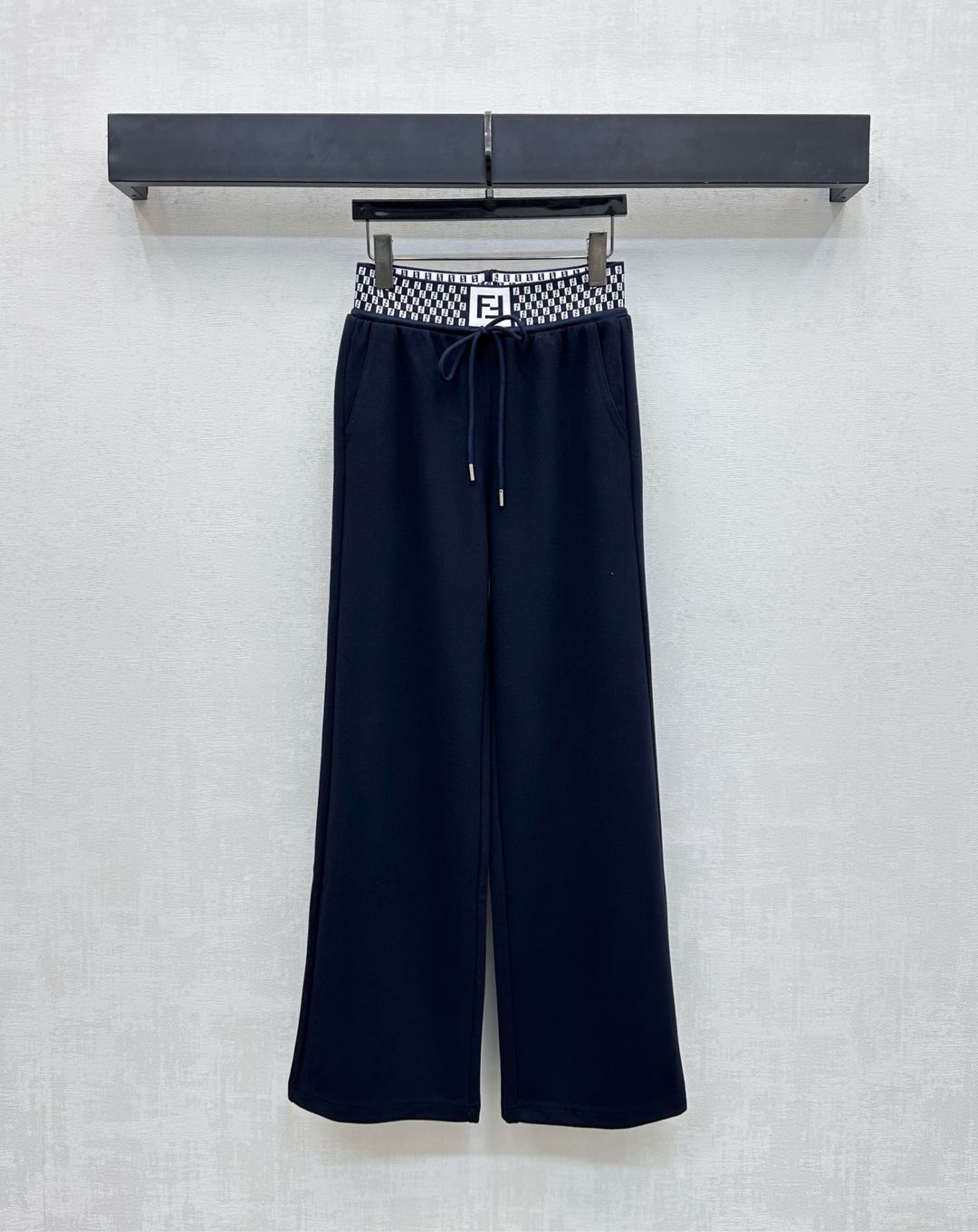 NO:474892,Fend*2025 new product is on the shelves of webbing wide-leg trousers customized with YB imported cotton-elastic material, sleek, comfortable and stylish, elastic and elastic black and white plaid webbing design on the waist, with drawstring adjustment, add layering, iconic letter logo embellishment and decoration in the center, highlighting the brand tone, surface auxiliary material development, high-waist drawstring wide-leg trousers tailoring, inclusively modify the leg shape and wear a full of fashionable style in the high street commuter and date versatile items, high version 2 colors, fendi, alexander wang19860909Fend*2025新品上架织带阔腿长裤定制YB进口棉纶材质 垂顺舒适有型 腰身弹力松紧黑白格纹织带设计配合抽绳调节处理 增添造型层次感 居中处标志性字母徽标点缀装饰 彰显品牌调性 面辅料开发 高腰抽绳阔腿长裤剪裁 包容修饰腿型的同时穿出满满的高街时髦风格 通勤约会百搭单品 高版本2色,,fendi,alexander wang,Women's clothing