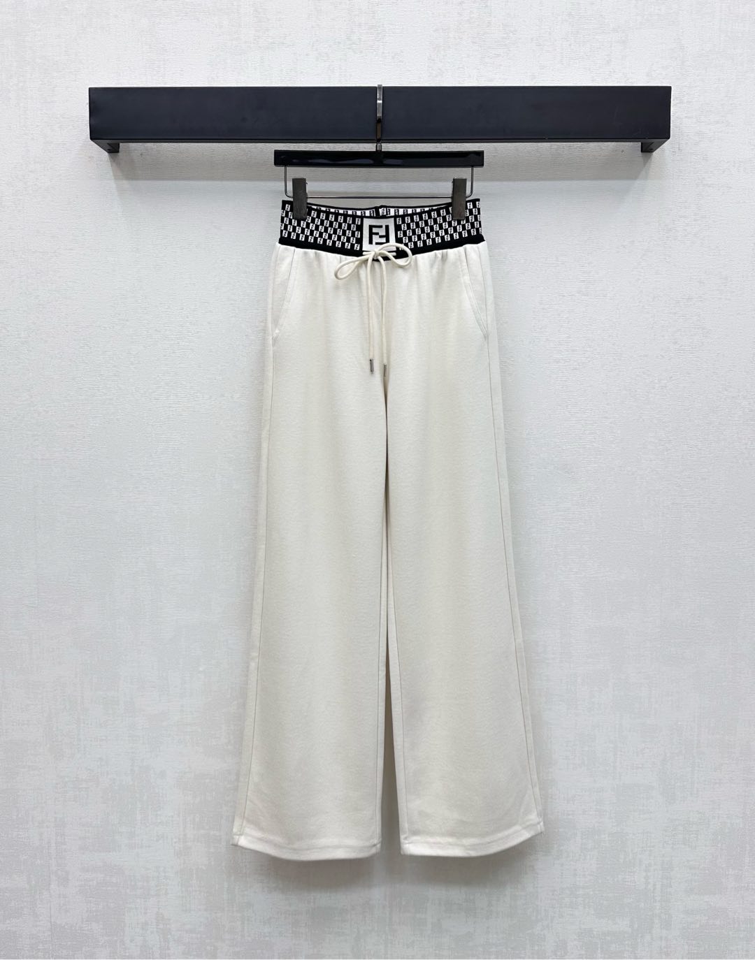 NO:474904,Fend*2025 new product launches with wide-leg trousers custom-made YB imported cotton-elastic material, hangs smooth, elastic black and white plaid webbing design with drawstring adjustment to add layering tone, iconic letter logo embellishment and decoration in the center to highlight the brand tone, surface auxiliary material development, high-waist drawstring wide-leg trousers tailoring, inclusively modify the leg shape and wear a full of fashionable style in the high street commuter date versatile items, high version 2 colors, fendi, alexander wang19860909Fend*2025新品上架织带阔腿长裤定制YB进口棉纶材质 垂顺舒适有型 腰身弹力松紧黑白格纹织带设计配合抽绳调节处理 增添造型层次感 居中处标志性字母徽标点缀装饰 彰显品牌调性 面辅料开发 高腰抽绳阔腿长裤剪裁 包容修饰腿型的同时穿出满满的高街时髦风格 通勤约会百搭单品 高版本2色,,fendi,alexander wang,Women's clothing