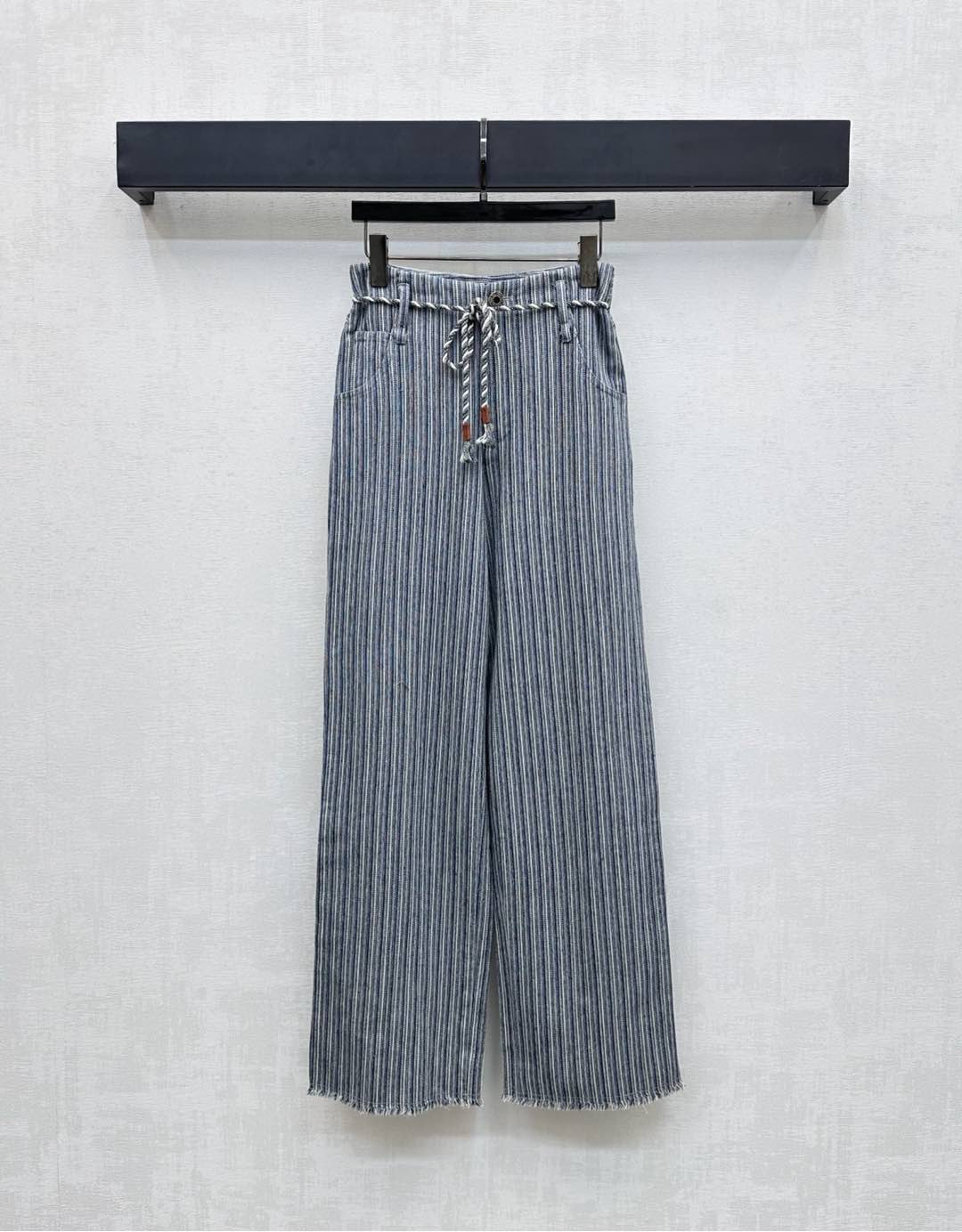NO:474880,Miumi*2025 new product is available on the shelves of striped straight trousers customized YB imported twill cotton denim material, crisp, comfortable and stylish, and the design of engraved letters is adjusted with a rope leather marking and drawstring belt to highlight the brand tone, vertical stripes throughout the body, add to the layering of the styling, surface auxiliary materials development, high waist straight trousers tailoring, commuting and date outfits are fashionable and fashionable, high version,,miumiu,alexander wang19860909Miumi*2025新品上架条纹直筒长裤定制YB进口斜纹棉牛仔材质 挺括舒适有型 沿用绞花皮标抽绳腰带调节刻印字母系扣设计 彰显品牌调性 通体竖条纹肌理 增添造型层次感 面辅料开发 高腰直筒长裤剪裁 通勤约会穿搭时髦洋气 高版本,,miumiu,alexander wang,Women's clothing
