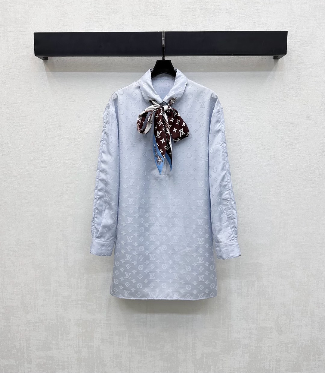 NO:474932,Louis Vuitto*2025 new product launches silk scarf jacquard long shirt customized YB imported jacquard material breathable and comfortable and stylish. Full body full of four-leaf clover jacquard elements and symmetrical perforated iconic letters and ribbon decoration to highlight the brand tone. Coronco-colored old money is full of fashionable feeling. Facial auxiliary materials development. Lapel long shirt tailoring. You can also make dresses. The upper body is high-end and fashionable. High version 2 colors., louis vuitton, skirts, alexander wang19860909Louis Vuitto*2025新品上架丝巾提花长款衬衣定制YB进口提花材质 透气舒适有型 通体满铺四叶草提花元素配合领边对称穿孔标志性字母徽标丝带装饰 彰显品牌调性 可松可系老钱时髦感十足 面辅料开发 翻领长款衬衣剪裁 也可做连衣裙穿搭 上身高级时髦 高版本2色,,louis vuitton,skirts,alexander wang,Women's clothing