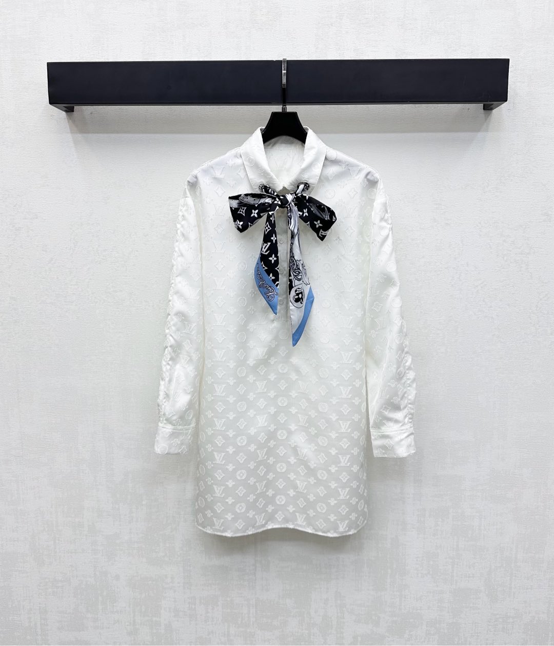 NO:474940,Louis Vuitto*2025 new product launches silk scarf jacquard long shirt customized YB imported jacquard material breathable and comfortable and stylish. Full body full of four-leaf clover jacquard elements and symmetrical perforated iconic letters and ribbon decoration to highlight the brand tone. Coronco-colored old money is full of fashionable feeling. Facial auxiliary materials development. Lapel long shirt tailoring. You can also make dresses. The upper body is high-end and fashionable. High version 2 colors., louis vuitton, skirts, alexander wang19860909Louis Vuitto*2025新品上架丝巾提花长款衬衣定制YB进口提花材质 透气舒适有型 通体满铺四叶草提花元素配合领边对称穿孔标志性字母徽标丝带装饰 彰显品牌调性 可松可系老钱时髦感十足 面辅料开发 翻领长款衬衣剪裁 也可做连衣裙穿搭 上身高级时髦 高版本2色,,louis vuitton,skirts,alexander wang,Women's clothing