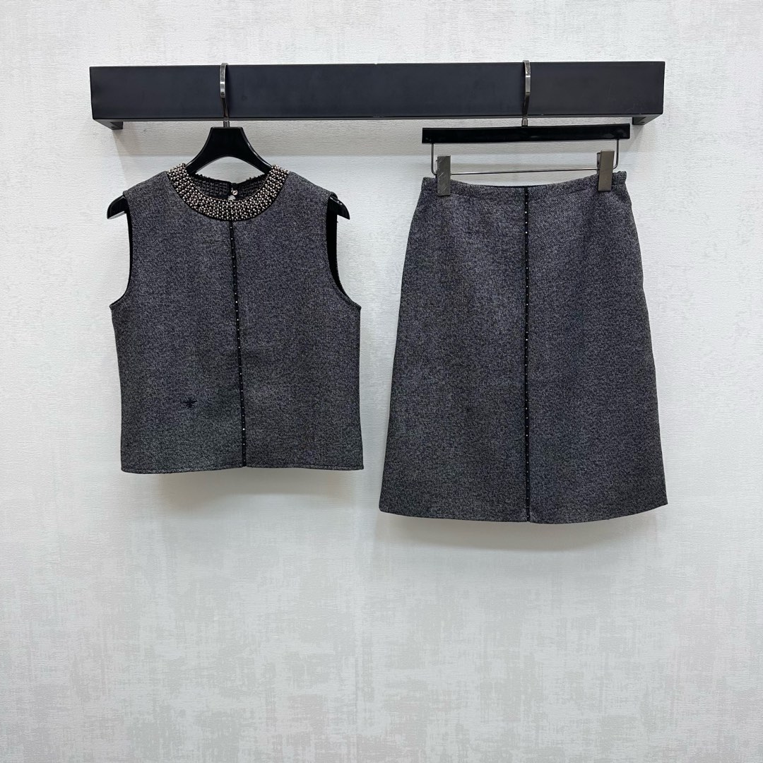 NO:474923,Dio*2025 new product launches beaded vest skirt set custom YB imported fine imitation wool material with delicate texture and stylish draping. Use cutting and details to improve the exquisiteness. The zipper slit adjustment design of the back is more convenient to put on and take off. Add a sense of styling. The neckline is surrounded by multiple rows of beads to decorate. Echo the waist letter bee embroidered logo. The brand tone shows the soft atmosphere to enhance the charm. It shows the overall intellectual temperament. The surface and auxiliary materials development. Sleeveless round neck top straight skirt cut. The set of upper body is simple and advanced. High-version, dior, skirts, alexander wang19860909Dio*2025新品上架钉珠背心半裙套装定制YB进口精仿羊毛材质 质感细腻 垂感有型 利用裁剪和细节提升精致度 后背拉链开衩调节设计更方便穿脱 增添造型层次感 领口环绕多排钉珠装饰 呼应腰侧字母蜜蜂刺绣徽标 彰显品牌调性 柔美气息提升魅力 更显整体知性气质 面辅料开发 无袖圆领上衣直筒半裙剪裁 成套上身简约高级  高版本,,dior,skirts,alexander wang,Women's clothing