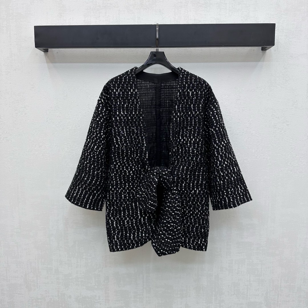 NO:476863,Chane*2025 new product bead lace-up strap coat customized YB imported cotton wool material loose and stylish The whole body is interwoven with bead lace-up texture, highlighting the brand tone Two-piece lace-up adjustment design at waist to add layered styling, surface auxiliary material development, shoulder-laid coat tailoring, commuting date outfit high-end fashion High-version 36 38 40,,chanel, jackets & coats,alexander wang19860909Chane*2025新品上架珠片绑带开襟外套定制YB进口棉毛材质 松弛有型 通体沿用珠片与纱线交织出格纹肌理 彰显品牌调性 腰间两片式系带调节设计 增添造型层次感 面辅料开发 落肩开襟外套剪裁 通勤约会穿搭高级时髦  高版本36 38 40,,chanel,jackets & coats,alexander wang,Women's clothing