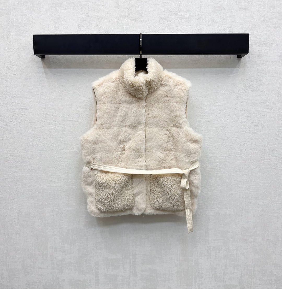 NO:476792,With dust bag Moncl*2025 new product is available on the shelves of Teddy down vest custom YB imported Teddy down material, soft and comfortable, use a hidden snap adjustment design, and is decorated with the iconic badge on the back to highlight the brand tone, straps and waist ropes outline the curves to add styling layering, surface auxiliary materials development, stand-up collar vest style tailoring, autumn and winter outfits are high-end and fashionable, velvet filling: white goose velvet filling quantity: national standard 90, high-end version 3 colors,, down jacket, alexander wang19860909配防尘袋Moncl*2025新品上架泰迪毛羽绒马甲定制YB进口泰迪毛绒羽绒材质 柔软舒适 沿用隐藏式按扣调节设计 配合后背标志性徽章装饰 彰显品牌调性 绑带腰绳勾勒曲线 增添造型层次感 面辅料开发 立领马甲版型剪裁 秋冬穿搭高级时髦 充绒物:白鹅绒 充绒量:国标90  高版本3色,,down jacket,alexander wang,Women's clothing