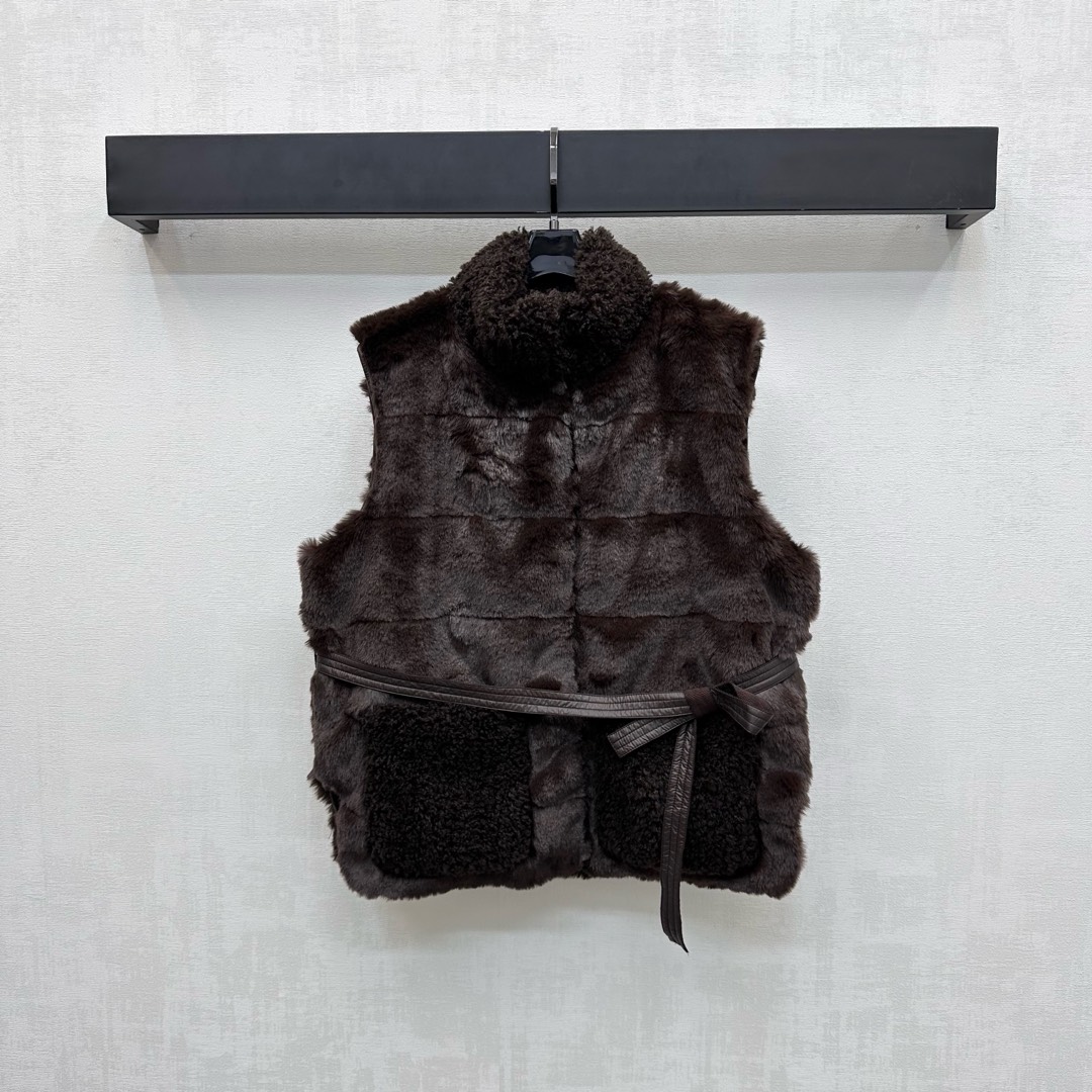 NO:476810,With dust bag Moncl*2025 new product is available on the shelves of Teddy down vest custom YB imported Teddy down material, soft and comfortable, use a hidden snap adjustment design, and is decorated with the iconic badge on the back to highlight the brand tone, straps and waist ropes outline the curves to add styling layering, surface auxiliary materials development, stand-up collar vest style tailoring, autumn and winter outfits are high-end and fashionable, velvet filling: white goose velvet filling quantity: national standard 90, high-end version 3 colors,, down jacket, alexander wang19860909配防尘袋Moncl*2025新品上架泰迪毛羽绒马甲定制YB进口泰迪毛绒羽绒材质 柔软舒适 沿用隐藏式按扣调节设计 配合后背标志性徽章装饰 彰显品牌调性 绑带腰绳勾勒曲线 增添造型层次感 面辅料开发 立领马甲版型剪裁 秋冬穿搭高级时髦 充绒物:白鹅绒 充绒量:国标90  高版本3色,,down jacket,alexander wang,Women's clothing