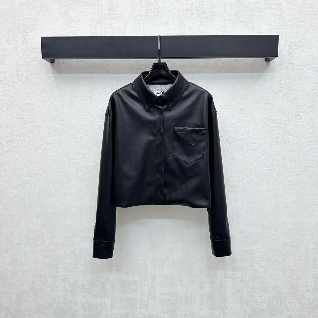 NO:474939,Miumi*2025 new product is available on the sheepskin shirt jacket custom YB imported leather material, shiny and stylish, full texture, gray cotton inside, warm and skin-friendly, open button adjustment design, combined with single-sided pocket decoration on the chest, add layered look, iconic letter logo embellishment, highlight the brand tone, surface auxiliary material development, lapel shirt jacket tailoring, can be matched with skirts in the same series, complete sets of outfits playful and sweet, high-end version,,miumiu, skirts, jackets & coats,shirts, sheepskin, alexander wang19860909Miumi*2025新品上架羊皮衬衣外套定制YB进口皮革材质 光泽挺括有型 质感十足 内里灰色棉质保暖亲肤 开襟纽扣调节设计 配合胸前单侧口袋装饰 增添造型层次感 标志性字母徽标点缀之上 彰显品牌调性 面辅料开发 翻领衬衫外套剪裁 可搭配同系列半裙 成套穿搭俏皮甜酷  高版本,,miumiu,skirts,jackets & coats,shirts,sheepskin,alexander wang,Women's clothing
