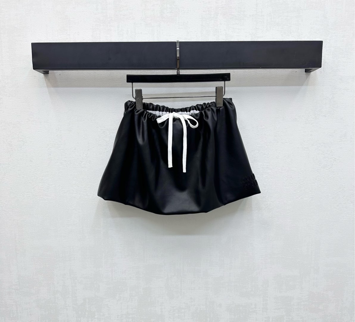 NO:474931,Miumi*2025 new product is available for sheepskin puffy skirt custom YB imported leather material, shiny and stylish, full of texture, gray cotton inside, warm and skin-friendly, elastic and elastic contrasting drawstring adjustment design, add layering of styling, iconic letter logo embellishes the skirt, highlighting the brand tone, surface auxiliary material development, high waist pleated skirt tailoring, can be matched with the same series of shirts, complete sets of dressing playful and sweet, high version,,miumiu, skirts, sheepskin, alexander wang19860909Miumi*2025新品上架羊皮蓬蓬半裙定制YB进口皮革材质 光泽挺括有型 质感十足 内里灰色棉质保暖亲肤 弹力松紧撞色抽绳调节设计 增添造型层次感 标志性字母徽标点缀裙摆 彰显品牌调性 面辅料开发 高腰压褶短裙剪裁 可搭配同系列衬衣 成套穿搭俏皮甜酷  高版本,,miumiu,skirts,sheepskin,alexander wang,Women's clothing