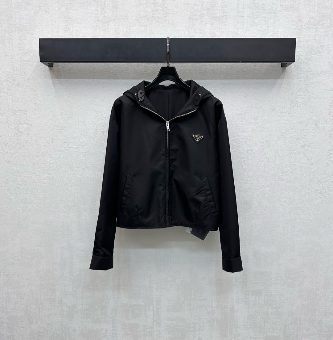 NO:474958,Prad*2025 new product launches hooded drawstring jacket custom YB imported recycled nylon material, quite spacious, comfortable and stylish, open zipper adjustment and symmetrical pocket pocket style design, add layering, chest embellishment of iconic triangle logo decoration, highlight brand tone, surface auxiliary material development, hooded zipper jacket tailoring, can be matched with skirts in the same series, complete sets are simple and advanced, easy to control for daily commuting, high-end version,, prada, skirts, jackets & coats, jackets & coats, hats, alexander wang19860909Prad*2025新品上架连帽抽绳夹克外套定制YB进口再生尼龙材质 挺阔舒适有型 开襟拉链调节配合对称插兜口袋版型设计 增添造型层次感 胸前点缀标志性三角徽标装饰 彰显品牌调性 面辅料开发 连帽拉链外套剪裁 可搭配同系列半裙 成套搭配简约高级 日常通勤都可轻松驾驭 高版本,,prada,skirts,jackets & coats,jackets & coats,hats,alexander wang,Women's clothing