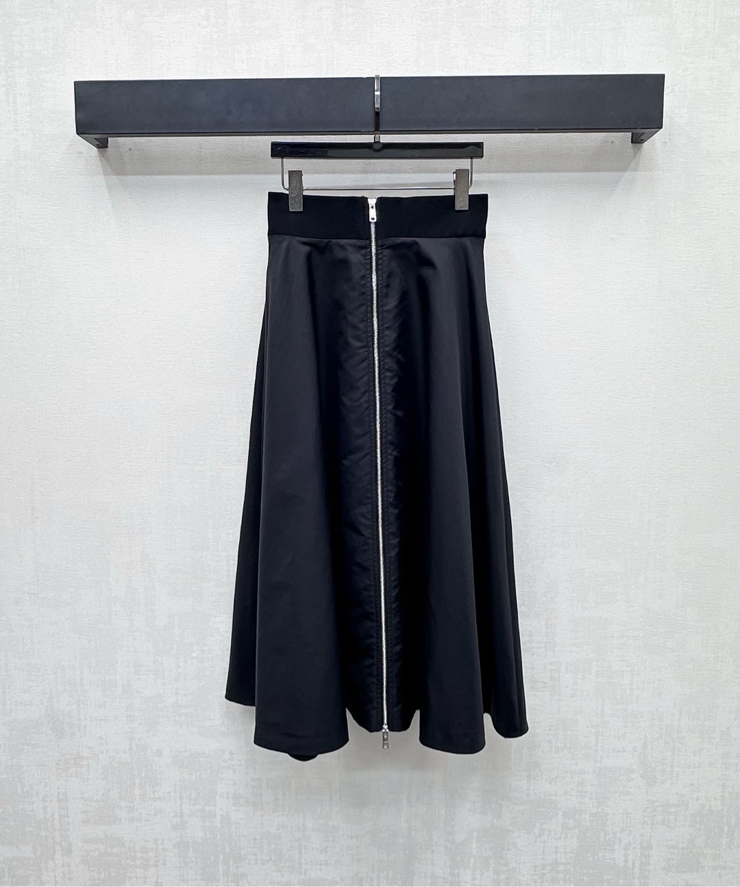 NO:474948,Pard*2025 new product is on the shelf of high-waist zipper skirt custom YB imported recycled nylon material, which is wide, comfortable and stylish, and is adjusted with a two-way zipper adjustment design. It is treated with an hem-extended umbrella-shaped skirt and skirt to add layering. Successfully slimming and covering the hips to modify the legs and make the back hips look slimming and relaxing. The rear hips are decorated with the iconic triangle logo decoration to highlight the brand tone. The surface and auxiliary materials are developed. The high-waist mid-length skirt style tailoring can be matched with the same series of jackets. The complete set is simple and advanced. It can be easily controlled for daily commuting. High-end version,, skirts, jackets & coats, alexander wang19860909Pard*2025新品上架高腰拉链半裙定制YB进口再生尼龙材质 挺阔舒适有型 沿用双向拉链调节设计 配合下摆外扩伞状裙裙处理 增添造型层次感 成功显瘦遮胯修饰腿形显瘦松弛 后臀点缀标志性三角徽标装饰 彰显品牌调性 面辅料开发 高腰中长半裙版型剪裁 可搭配同系列外套 成套穿搭简约高级 日常通勤都可轻松驾驭  高版本,,skirts,jackets & coats,alexander wang,Women's clothing