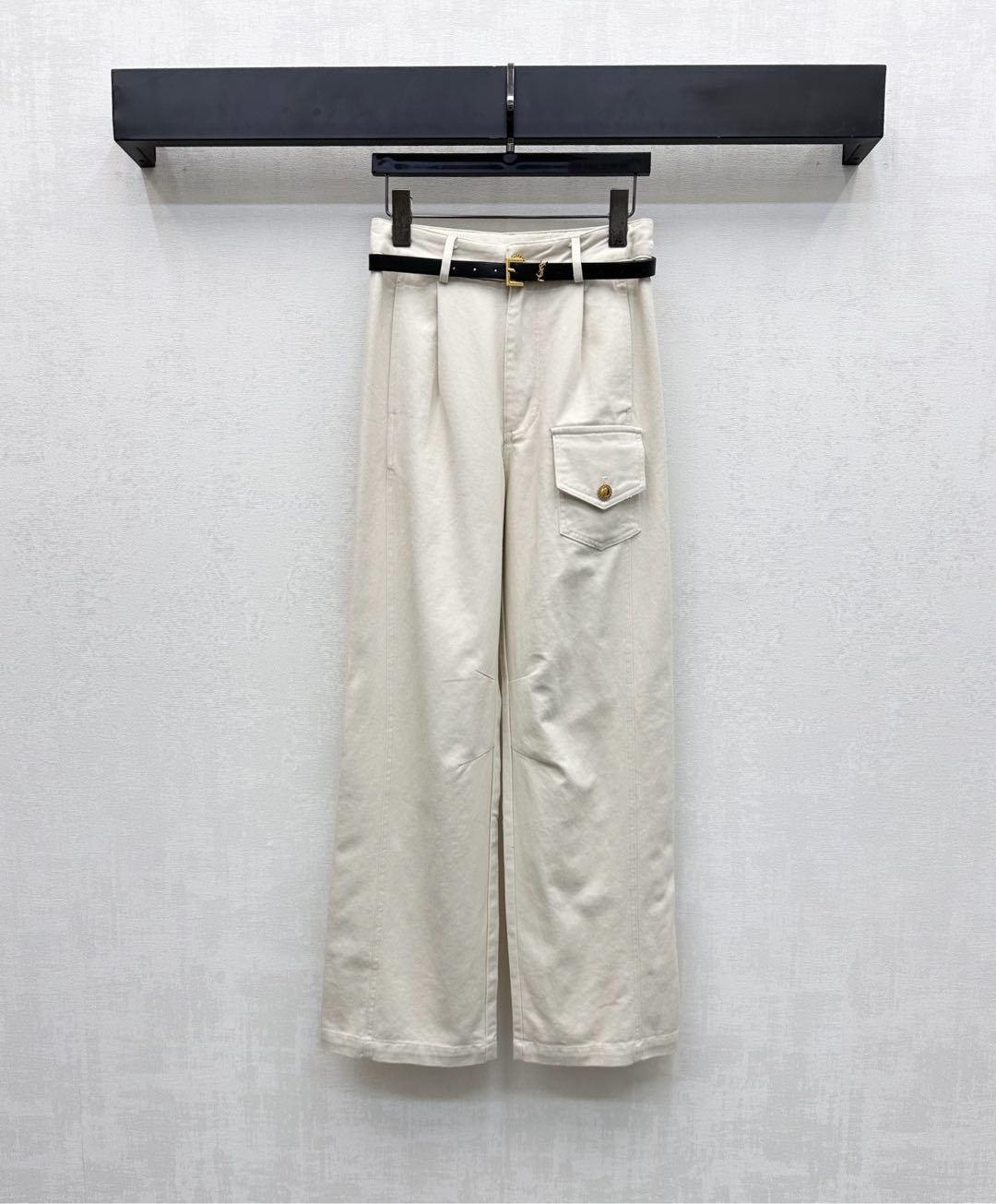 NO:474905,Ysl / Saint Laurent*2025 new product is available on the shelves of high-waist denim straight pants customized YB imported twill cotton denim material soft and comfortable waist adjustment with perforated belts, incorporated with iconic metal letter logo embellishment to highlight the brand tone Three-dimensional press-pleated styling and cutting, combined with the sewn division lines at the knee bend to create a scimitar effect, effectively modify the straight leg lines without restraint, and add a sense of styling layering, surface auxiliary materials development, high-waist straight trousers style cut, daily commuting and date outfits full of high street casual style, high-version 2 colors,,saint laurent,saint laurent,alexander wang19860909Ysl / Saint Laurent*2025新品上架高腰牛仔直筒裤定制YB进口斜纹棉牛仔材质 柔软舒适 腰间沿用穿孔腰带调节 融入标志性金属字母徽标点缀装饰 彰显品牌调性 立体压褶造型裁剪 配合膝弯处缝制分割线打造弯刀效果 有效修饰直腿线条穿着无束缚感 增添造型层次感 面辅料开发 高腰直筒长裤版型剪裁 日常通勤约会穿搭出满满的高街休闲风 高版本2色,,saint laurent,saint laurent,alexander wang,Women's clothing