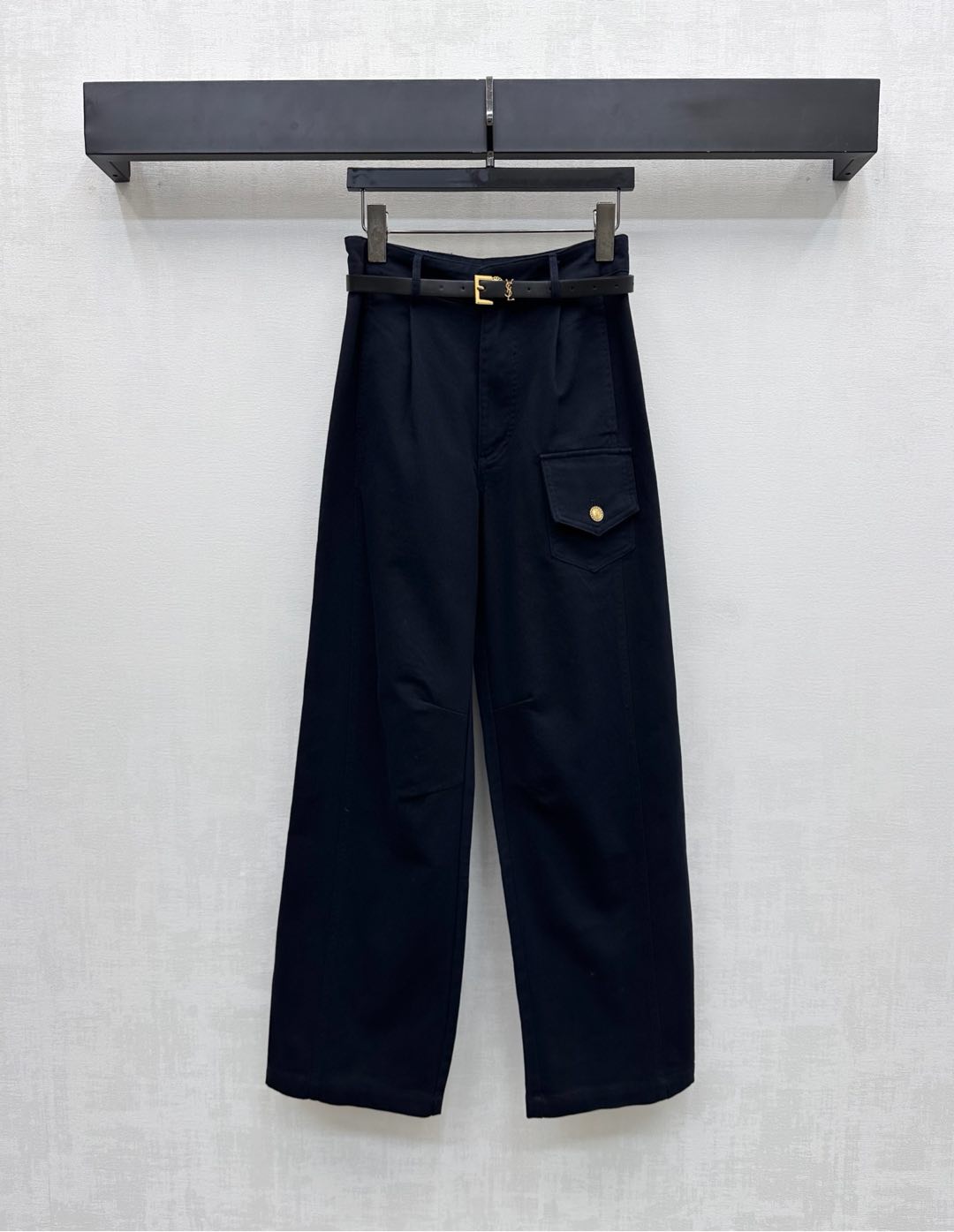 NO:474893,Ysl / Saint Laurent*2025 new product is available on the shelves of high-waist denim straight pants customized YB imported twill cotton denim material soft and comfortable waist adjustment with perforated belts, incorporated with iconic metal letter logo embellishment to highlight the brand tone Three-dimensional press-pleated styling and cutting, combined with the sewn division lines at the knee bend to create a scimitar effect, effectively modify the straight leg lines without restraint, and add a sense of styling layering, surface auxiliary materials development, high-waist straight trousers style cut, daily commuting and date outfits full of high street casual style, high-version 2 colors,,saint laurent,saint laurent,alexander wang19860909Ysl / Saint Laurent*2025新品上架高腰牛仔直筒裤定制YB进口斜纹棉牛仔材质 柔软舒适 腰间沿用穿孔腰带调节 融入标志性金属字母徽标点缀装饰 彰显品牌调性 立体压褶造型裁剪 配合膝弯处缝制分割线打造弯刀效果 有效修饰直腿线条穿着无束缚感 增添造型层次感 面辅料开发 高腰直筒长裤版型剪裁 日常通勤约会穿搭出满满的高街休闲风 高版本2色,,saint laurent,saint laurent,alexander wang,Women's clothing