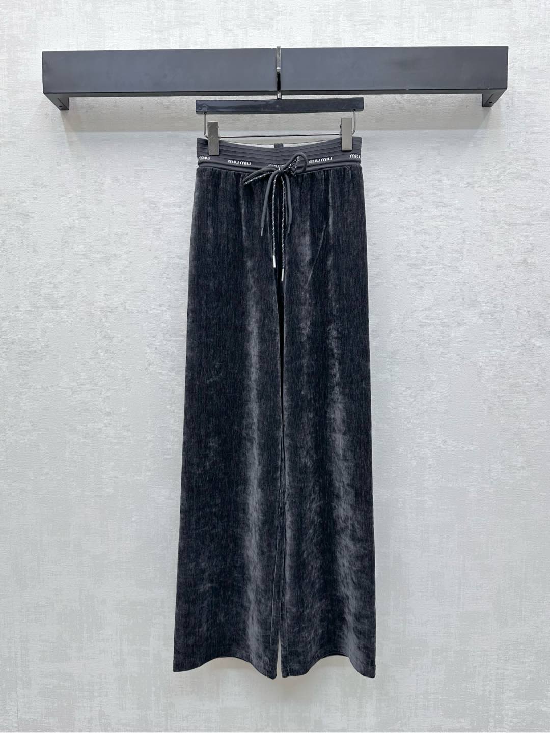 NO:474881,Miumi*2025 new product launches drawstring straight trousers customized YB imported velvet material soft and comfortable, smooth and stylish. Use drawstrings to adjust the body to add layering tone. The waist is decorated with iconic letters and logos to highlight the brand tone. The surface and accessories are developed. High-waist straight trousers are tailored to modify the legs while wearing them in a full high-story fashionable style. High-version 3 colors,,miumiu,alexander wang19860909Miumi*2025新品上架抽绳直筒长裤定制YB进口丝绒材质 柔软舒适 垂顺有型 沿用抽绳松紧调节包容身材 增添造型层次感 腰间融入标志性字母徽标装饰 彰显品牌调性 面辅料开发 高腰直筒长裤剪裁 包容修饰腿型的同时 穿出满满的高街时髦风格  高版本3色,,miumiu,alexander wang,Women's clothing