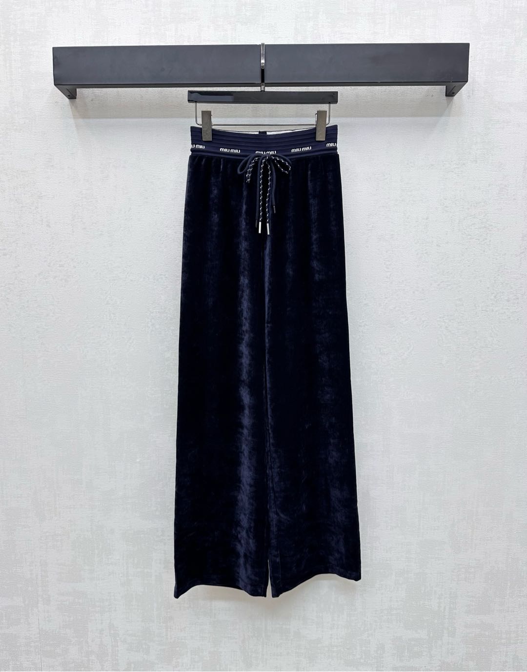 NO:474874,Miumi*2025 new product launches drawstring straight trousers customized YB imported velvet material soft and comfortable, smooth and stylish. Use drawstrings to adjust the body to add layering tone. The waist is decorated with iconic letters and logos to highlight the brand tone. The surface and accessories are developed. High-waist straight trousers are tailored to modify the legs while wearing them in a full high-story fashionable style. High-version 3 colors,,miumiu,alexander wang19860909Miumi*2025新品上架抽绳直筒长裤定制YB进口丝绒材质 柔软舒适 垂顺有型 沿用抽绳松紧调节包容身材 增添造型层次感 腰间融入标志性字母徽标装饰 彰显品牌调性 面辅料开发 高腰直筒长裤剪裁 包容修饰腿型的同时 穿出满满的高街时髦风格  高版本3色,,miumiu,alexander wang,Women's clothing