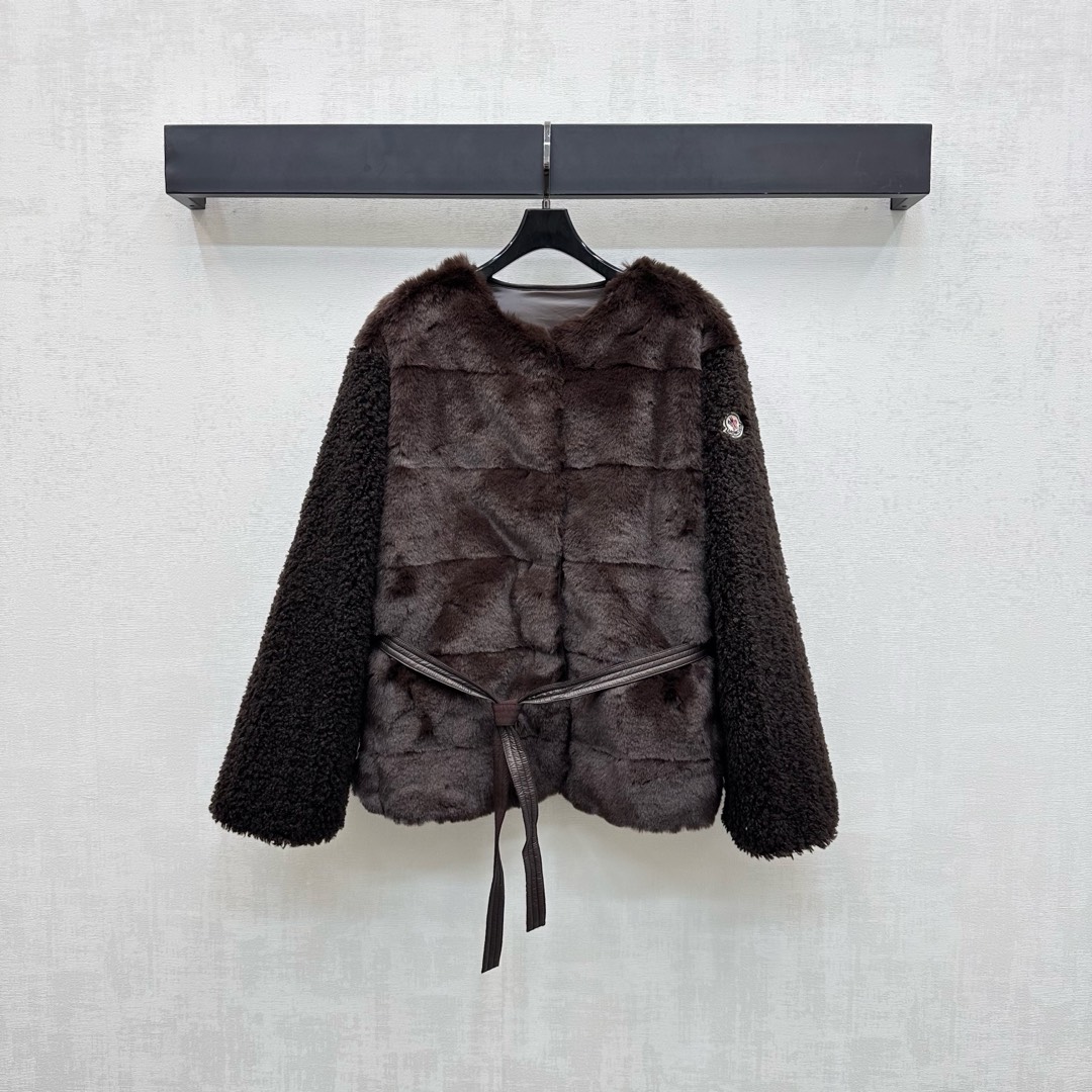 NO:476851,The new product with dust bag Moncl*2025 is available on the shelves of Teddy down jacket. Customized YB imported Teddy down material. Soft and comfortable. Use a hidden snap adjustment design. Combined with the single-sided sleeves, the iconic badge decoration is integrated to highlight the brand tone. The straps and waist rope outline the curve to add a sense of styling. The surface and auxiliary materials are developed. The round neck long-sleeved jacket style tailoring. The autumn and winter outfit is high-end. The filling amount of velvet: white goose down volume: national standard 90. High-end version 2 colors,, jackets & coats, down jacket, alexander wang19860909配防尘袋Moncl*2025新品上架泰迪毛羽绒外套定制YB进口泰迪毛绒羽绒材质 柔软舒适 沿用隐藏式按扣调节设计 配合单侧袖子融入标志性徽章装饰 彰显品牌调性 绑带腰绳勾勒曲线 增添造型层次感 面辅料开发 圆领长袖外套版型剪裁 秋冬穿搭高级时髦 充绒物:白鹅绒 充绒量:国标90 高版本2色,,jackets & coats,down jacket,alexander wang,Women's clothing