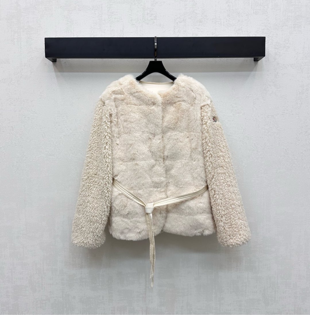 NO:476839,The new product with dust bag Moncl*2025 is available on the shelves of Teddy down jacket. Customized YB imported Teddy down material. Soft and comfortable. Use a hidden snap adjustment design. Combined with the single-sided sleeves, the iconic badge decoration is integrated to highlight the brand tone. The straps and waist rope outline the curve to add a sense of styling. The surface and auxiliary materials are developed. The round neck long-sleeved jacket style tailoring. The autumn and winter outfit is high-end. The filling amount of velvet: white goose down volume: national standard 90. High-end version 2 colors,, jackets & coats, down jacket, alexander wang19860909配防尘袋Moncl*2025新品上架泰迪毛羽绒外套定制YB进口泰迪毛绒羽绒材质 柔软舒适 沿用隐藏式按扣调节设计 配合单侧袖子融入标志性徽章装饰 彰显品牌调性 绑带腰绳勾勒曲线 增添造型层次感 面辅料开发 圆领长袖外套版型剪裁 秋冬穿搭高级时髦 充绒物:白鹅绒 充绒量:国标90 高版本2色,,jackets & coats,down jacket,alexander wang,Women's clothing