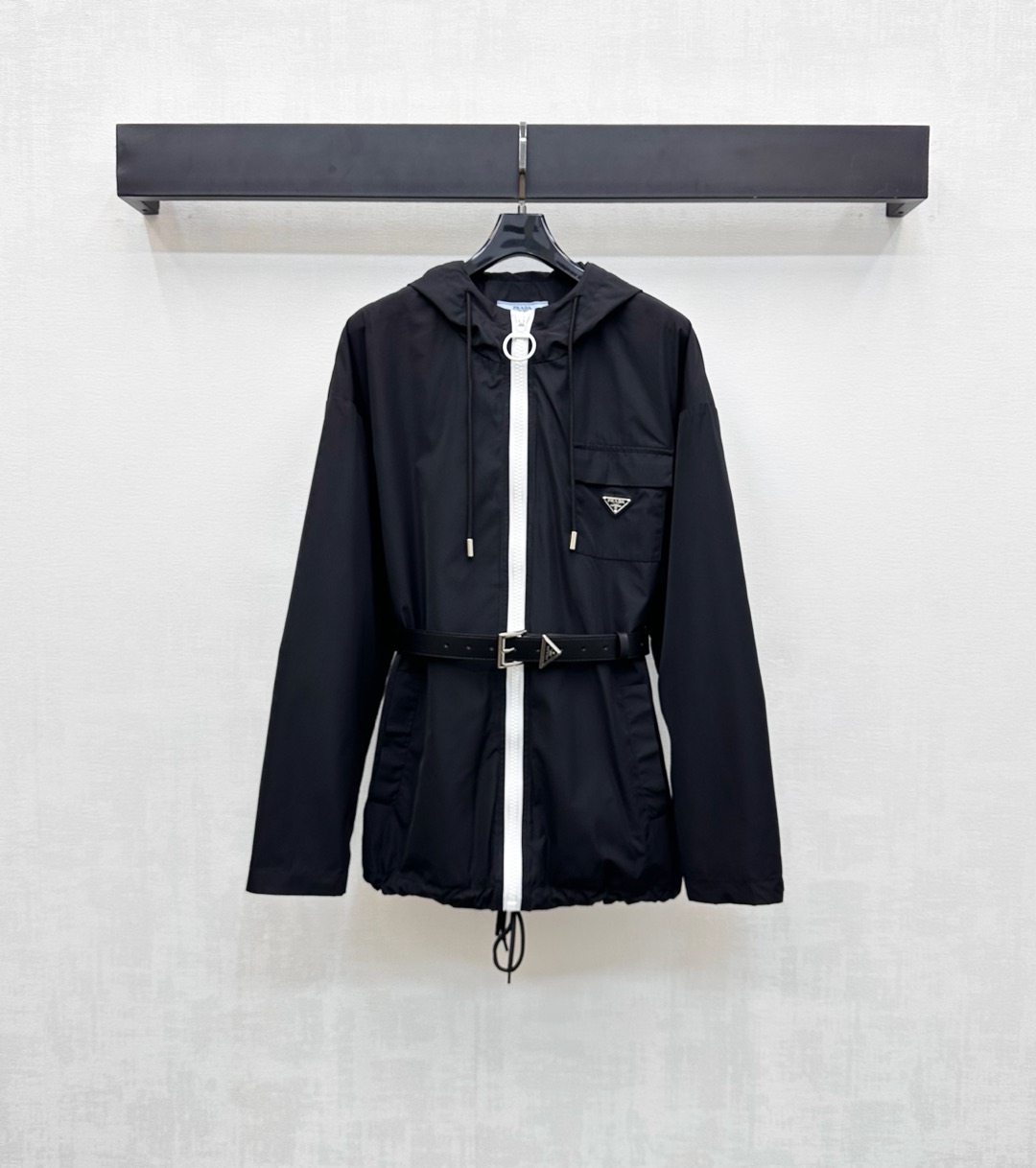 NO:474955,Prad*2025 new product hooded belt jacket is customized with YB imported nylon material, glossy and stylish, and is used to adjust the zipper to facilitate on and off. It is designed with drawstring to add layering. The single side pocket on the chest is embellished with the iconic triangle logo decoration, which echoes the perforated belt at the waist, highlights the brand tone. The surface and accessories are developed. Hooded zipper jacket jacket tailoring. The outfit is full of trends. It is easy to control every day for commuting outdoors. High-end version,,prada, jackets & coats,jackets & coats,hats,alexander wang19860909Prad*2025新品上架连帽腰带外套定制YB进口尼龙材质 光泽垂顺有型 沿用开襟拉链调节方便穿脱 配合抽绳设计 增添造型层次感 胸前单侧口袋点缀标志性三角徽标装饰 与腰间穿孔腰带相互呼应 彰显品牌调性 面辅料开发 连帽拉链夹克外套剪裁 穿搭潮流十足 日常通勤户外轻松驾驭 高版本,,prada,jackets & coats,jackets & coats,hats,alexander wang,Women's clothing