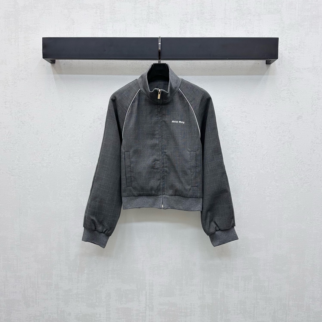 NO:474969,Miumi*2025 new product stand-alone plaid jacket custom YB imported twill cotton material, smooth and comfortable, straight and stylish, use open zipper to adjust and easy to put on and off, matched with symmetrical pocket style design, add layered look, full body full plaid embroidered with the iconic letter embroidery logo decoration on the chest, highlighting the brand tone, surface auxiliary material development, stand-alone zipper jacket tailoring, can be matched with the same series of skirts, complete sets of simple and advanced, easy to control daily commuting outdoors, high-end version,,miumiu, skirts, jackets & coats, jackets & coats, alexander wang19860909Miumi*2025新品上架立领格纹夹克外套定制YB进口斜纹棉材质 垂顺舒适 挺阔有型 沿用开襟拉链调节方便穿脱 配合对称插兜口袋版型设计 增添造型层次感 通体满印格纹点缀胸前标志性字母刺绣徽标装饰 彰显品牌调性 面辅料开发 立领拉链夹克外套剪裁 可搭配同系列半裙 成套穿搭简约高级 日常通勤户外轻松驾驭 高版本,,miumiu,skirts,jackets & coats,jackets & coats,alexander wang,Women's clothing