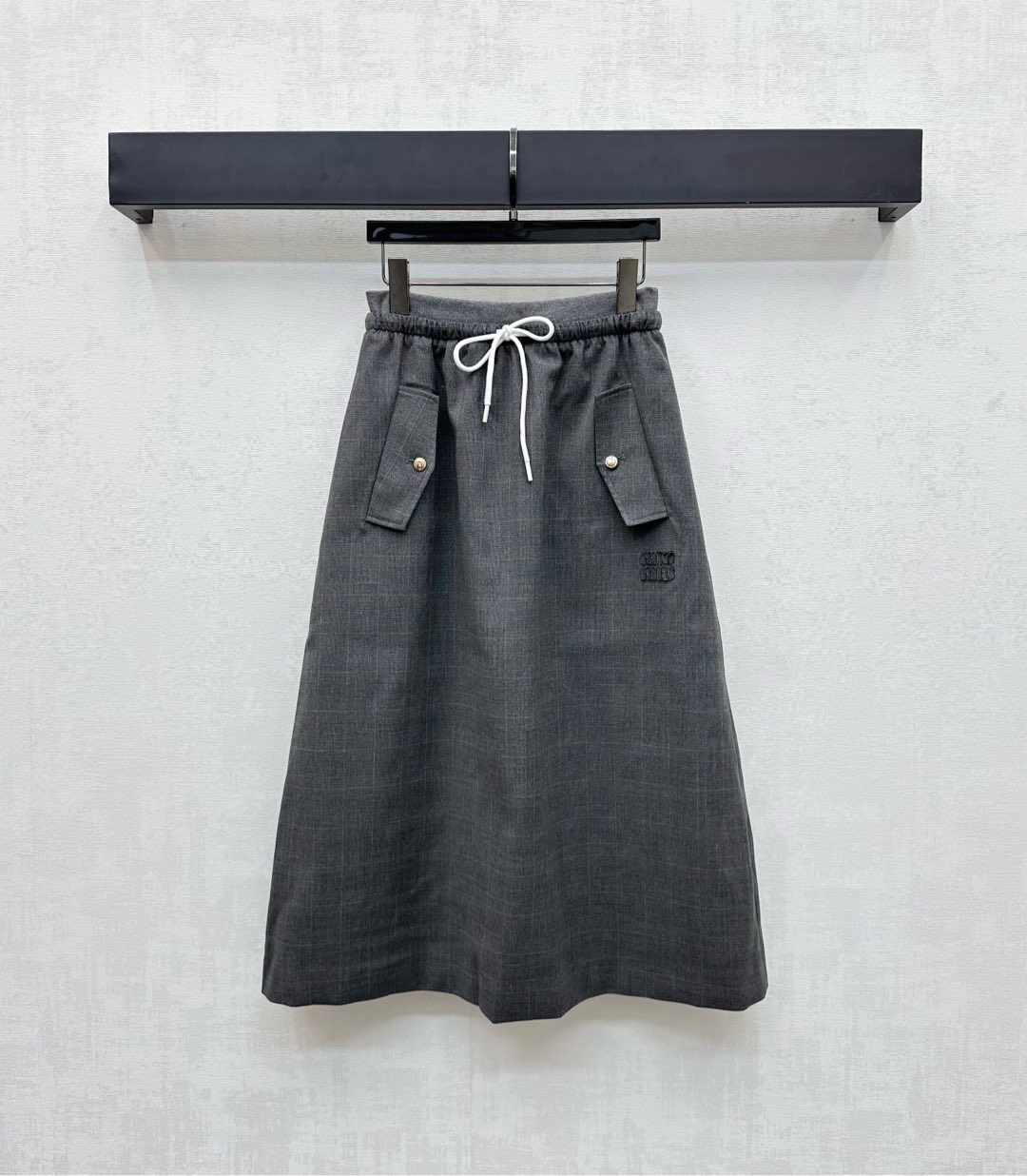 NO:474964,Miumi*2025 new product plaid drawstring skirt custom YB imported twill cotton material, smooth and comfortable, straight and stylish, use contrasting drawstring to adjust and easy to put on and off, combined with flip pocket button design, add layered look, full-print plaid embellishment of iconic letter logo decoration, highlight the brand tone, surface auxiliary material development, high-waist drawstring skirt tailoring, can be matched with the same series of jackets, complete sets of simple and advanced, easy to control for daily commuting outdoors, high-end version,,miumiu, skirts, jackets & coats,alexander wang19860909Miumi*2025新品上架格纹抽绳半裙定制YB进口斜纹棉材质 垂顺舒适 挺阔有型 沿用撞色抽绳调节方便穿脱 配合翻盖口袋纽扣设计 增添造型层次感 通体满印格纹点缀标志性字母徽标装饰 彰显品牌调性 面辅料开发 高腰抽绳半裙剪裁 可搭配同系列外套 成套穿搭简约高级 日常通勤户外轻松驾驭 高版本,,miumiu,skirts,jackets & coats,alexander wang,Women's clothing