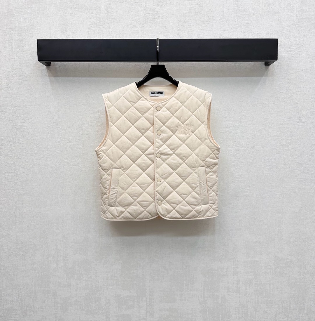 NO:474979,Miumi*2025 new product is available on the shelves of diamond plaid cotton vest custom YB imported nylon material. High-quality texture. Fully quality. Cotton distribution inside the inner layer. Even warmth. The body pattern texture is adjusted with the plaid and snap button to adjust the symmetrical pocket pocket style design to add layered shape. The chest is decorated with iconic letter logo embellishment to highlight the brand tone. The surface and auxiliary materials are developed. The round neck vest tailoring. Daily commuting outfit is casual and fashionable. You can easily control it with any combination. High-end version,,miumiu,alexander wang19860909Miumi*2025新品上架菱格纹棉服马甲定制YB进口尼龙材质 质感高级 品相十足 内里衔棉分布 均匀保暖 通体格纹肌理 配合开襟按扣调节对称插兜口袋版型设计 增添造型层次感 胸前融入标志性字母徽标点缀装饰 彰显品牌调性 面辅料开发 圆领马甲剪裁 日常通勤穿搭休闲时髦 随意搭配都可轻松驾驭  高版本,,miumiu,alexander wang,Women's clothing