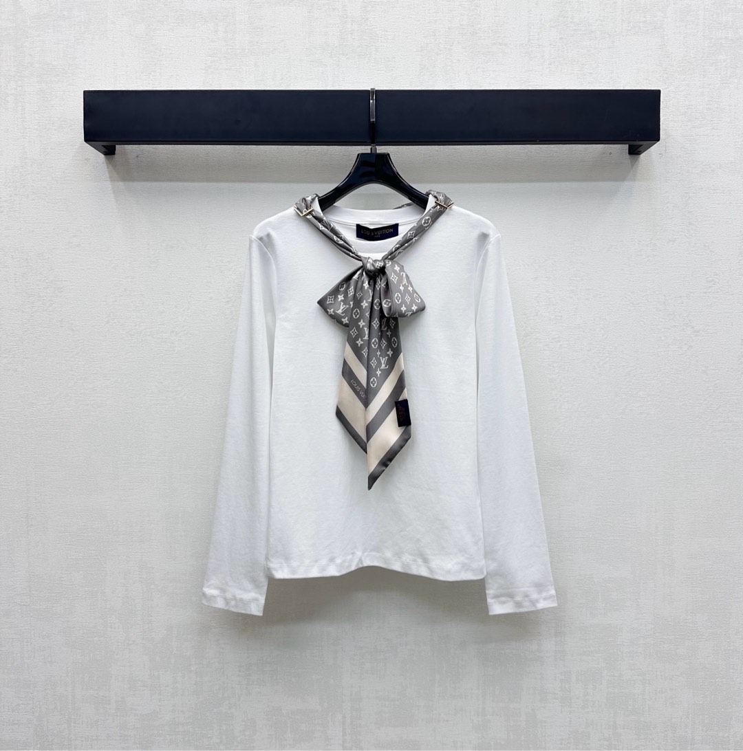 NO:478348,Louis Vuitto* new product is available on the shelves of long-sleeved custom YB imported twill cotton, breathable and comfortable, perforated along the collar edge, scarf decoration, add layering, Corona, more fashionable gameplay, with the iconic four-leaf clover letter logo elements, highlight the brand tone, surface auxiliary material development, round neck long-sleeved top cut, single layered high-end, high-end 2 colors,,louis vuitton,alexander wang19860909Louis Vuitto*新品上架丝巾长袖定制YB进口斜纹全棉材质 透气舒适 沿用领边穿孔 丝巾装饰 增添造型层次感 可松可系玩法更时髦 配合标志性四叶草字母徽标元素 彰显品牌调性 面辅料开发 圆领长袖上衣剪裁 单穿叠穿高级出彩  高版本2色,,louis vuitton,alexander wang,Women's clothing