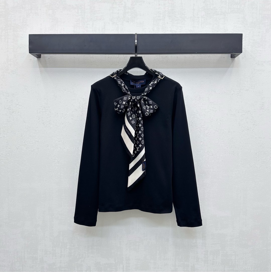 NO:478335,Louis Vuitto* new product is available on the shelves of long-sleeved custom YB imported twill cotton, breathable and comfortable, perforated along the collar edge, scarf decoration, add layering, Corona, more fashionable gameplay, with the iconic four-leaf clover letter logo elements, highlight the brand tone, surface auxiliary material development, round neck long-sleeved top cut, single layered high-end, high-end 2 colors,,louis vuitton,alexander wang19860909Louis Vuitto*新品上架丝巾长袖定制YB进口斜纹全棉材质 透气舒适 沿用领边穿孔 丝巾装饰 增添造型层次感 可松可系玩法更时髦 配合标志性四叶草字母徽标元素 彰显品牌调性 面辅料开发 圆领长袖上衣剪裁 单穿叠穿高级出彩 高版本2色,,louis vuitton,alexander wang,Women's clothing