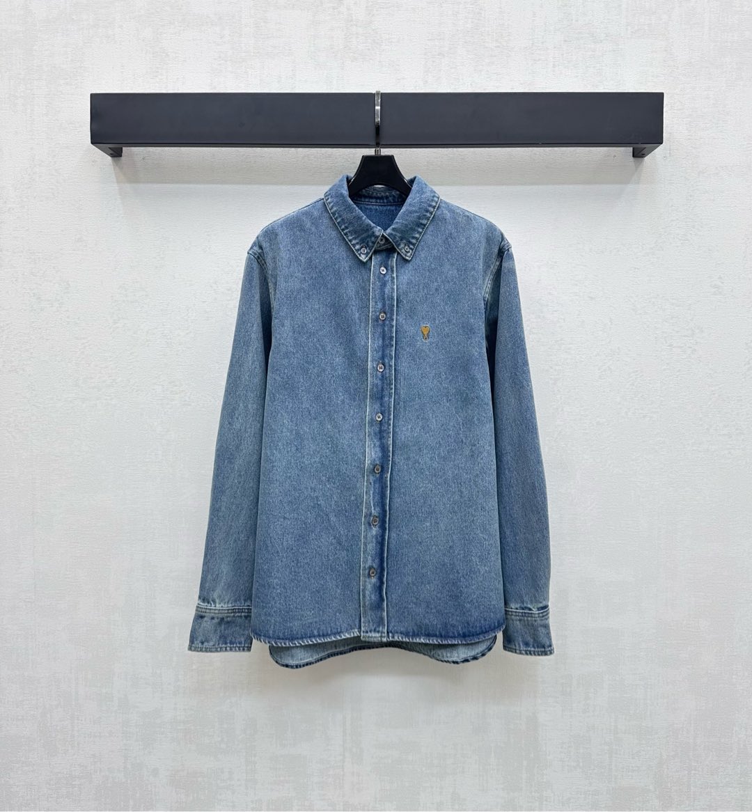 NO:476847,Ami*2025 new product lapel denim shirts are customized with custom YB imported twill cotton denim material, comfortable and breathable, crisp and stylish, voxel color uses cutting details to improve the precision, and is adjusted with the plaid buttons, echoing the cuffs, adding a sense of styling. The chest is decorated with iconic letters and love embroidered logos to highlight the brand tone. Face and auxiliary materials development. Lapel long-sleeved shirt tailoring. Daily commuting outfits make a lazy and relaxed feeling. High-version, alexander wang19860909Ami*2025新品上架翻领牛仔衬衣定制YB进口斜纹棉牛仔材质 舒适透气 挺括有型 通体素色利用裁剪细节提升精致度 配合开襟纽扣调节设计 与袖口相互呼应 增添造型层次感 胸前点缀标志性字母爱心刺绣徽标装饰 彰显品牌调性 面辅料开发 翻领长袖衬衣剪裁 日常通勤穿搭出慵懒松弛感 高版本,,alexander wang,Women's clothing