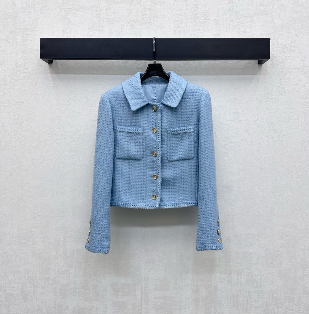 NO:476881,Chane*2025 new product is on the shelves and woven dress jackets customized with YB imported coarse wool material. The texture is obvious and the texture is high-end. The rough striped wool fabric creates a small fragrance style. The front hem is decorated with woven edges and details. It echoes the upper edge of the symmetrical pocket to add a sense of styling. Heavy industry metal engraving button adjustments show the brand tone, showing luxury and elegance. Developed with auxiliary materials. Lapel dress jacket tailoring. It can be matched with short skirts in the same series. The set is simple and high-end. Outstanding and fashionable. High-end version 36 38 40,,chanel, skirts, jackets & coats,alexander wang19860909Chane*2025新品上架捆边编织洋装外套定制YB进口粗毛呢材质 肌理明显 质感高级 粗花条纹毛呢面料打造小香风典范 前襟下摆沿用编织捆边细节设计 与对称口袋上缘相互呼应 增添造型层次感 重工金属刻印纽扣调节处理 彰显品牌调性 尽显奢华又不失雅致 面辅料开发 翻领洋装外套剪裁 可搭配同系列短裙 成套穿搭简约高级 出彩时髦 高版本36 38 40,,chanel,skirts,jackets & coats,alexander wang,Women's clothing