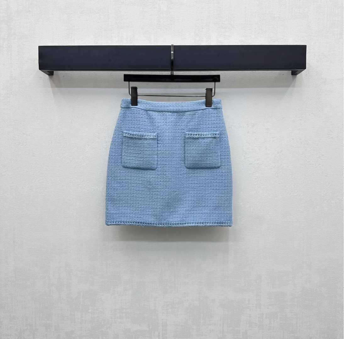 NO:476875,Chane*2025 new product is on the shelves, tie-edged woven dress skirt custom YB imported coarse woven material, obvious texture, high-end texture, thick striped woven fabric creates a small fragrance style model, hem is knitted woven details design, echoing the upper edge of the symmetrical pocket, adding a sense of styling, Heavy industry metal engraving button zipper adjustment, highlighting the brand tone, showing luxury and elegance, surface auxiliary material development, high-waist dress short skirt tailoring, can be matched with the same series of jackets, complete sets of simple and high-end outfit, brilliant and fashionable, high-version 36 38 40,,chanel, skirts, jackets & coats,alexander wang19860909Chane*2025新品上架捆边编织洋装半裙定制YB进口粗毛呢材质 肌理明显 质感高级 粗花条纹毛呢面料打造小香风典范 下摆沿用编织捆边细节设计 与对称口袋上缘相互呼应 增添造型层次感 重工金属刻印纽扣拉链调节处理 彰显品牌调性 尽显奢华又不失雅致 面辅料开发 高腰洋装短裙剪裁 可搭配同系列外套 成套穿搭简约高级 出彩时髦 高版本36 38 40,,chanel,skirts,jackets & coats,alexander wang,Women's clothing