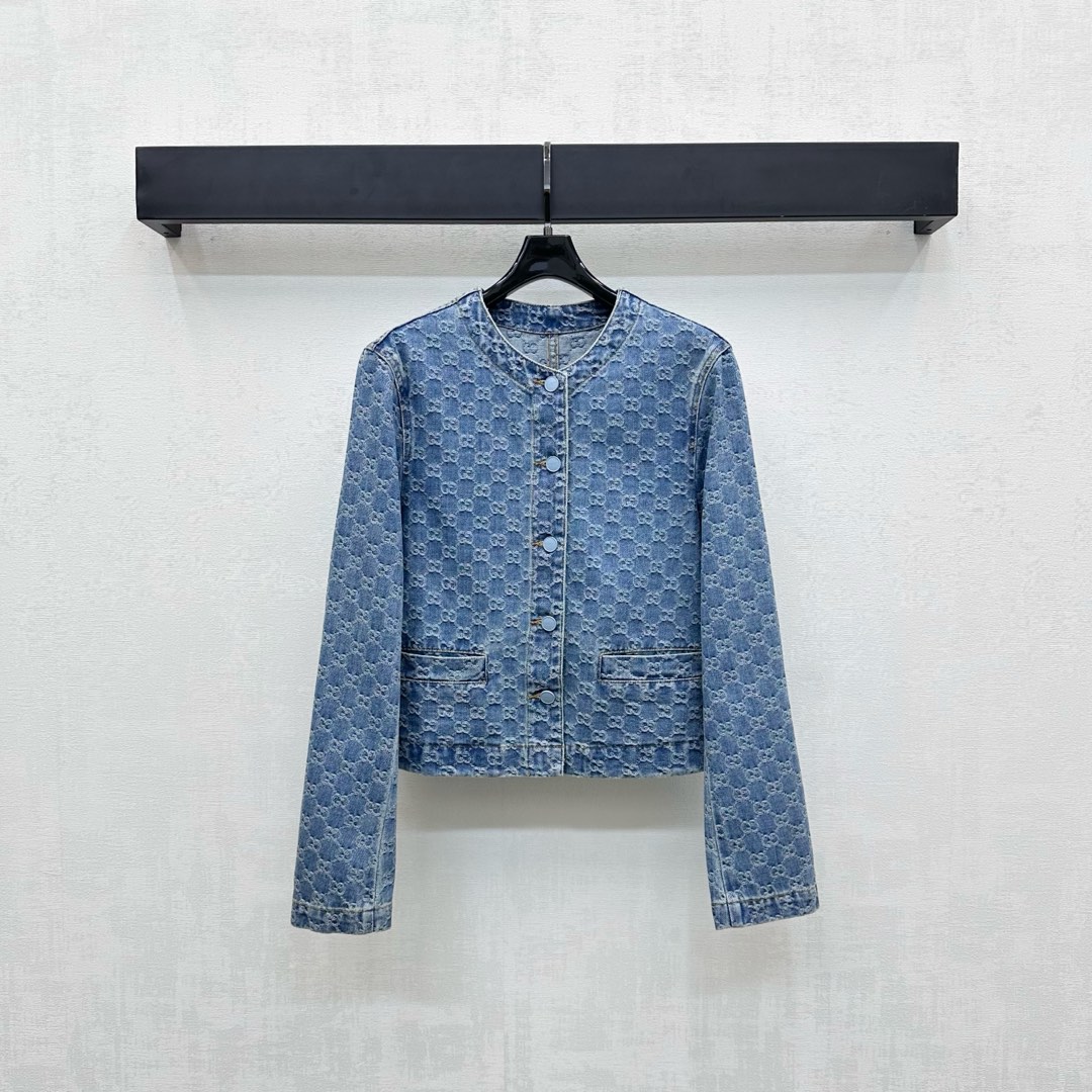 NO:478424,Gucc* new product is on the shelves of Jacquard denim jacket customized YB imported twill cotton denim jacquard material Enzyme wash presents retro tannin denim blue. Details of button plackets combined with three-dimensional tailoring and slim fitting to show off beautiful figures. Full diamond double G jacquard logo elements show brand tone. Full of old and money-like texture. Developed with accessories. Round-neck jacket tailoring. High-end version, gucci, jackets & coats, jackets & coats, alexander wang19860909Gucc*新品上架提花牛仔外套定制YB进口斜纹棉牛仔提花材质 酵素水洗 呈现复古单宁牛仔蓝 沿用纽扣开襟细节 配合立体剪裁修身版型 展示优美身形 满铺菱格双G提花徽标元素 彰显品牌调性 老钱感十足 面辅料开发 圆领夹克外套剪裁 穿搭高级时髦   高版本,,gucci,jackets & coats,jackets & coats,alexander wang,Women's clothing