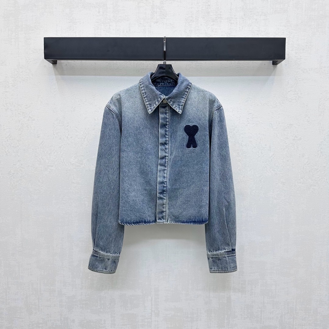 NO:478360,Ami*'s new product has launched logo short denim shirt custom YB imported twill cotton denim material, full texture, washed and used retro light blue, combined with the overall color rubbing effect, add layered look, shoulder-fall lapel cloak button design, chest embellished with iconic three-dimensional embroidered logo, highlighting the brand tone, surface auxiliary material development, short shirt jacket tailoring, randomly matched with skirt bottoms, simple and durable, presenting a casual and free style of dressing. High-version, skirts, jackets & coats,shirts,alexander wang19860909Ami*新品上架徽标短款牛仔衬衫定制YB进口斜纹全棉牛仔材质 质感十足 水洗做旧复古浅蓝色 配合整体擦色效果 增添造型层次感 落肩翻领襟扣版型设计 胸前饰以标志性立体绣花徽标点缀装饰 彰显品牌调性 面辅料开发 短款衬衣外套剪裁 随意搭配裤裙下装 简约耐看 呈现随性自由的穿搭风格  高版本,,skirts,jackets & coats,shirts,alexander wang,Women's clothing
