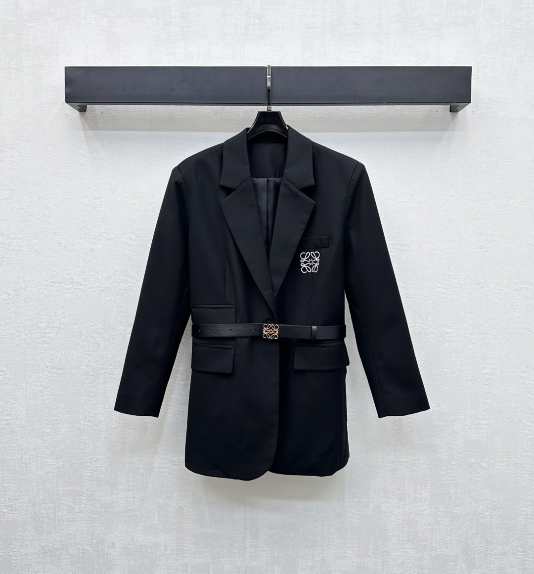 NO:478432,Loew*'s newest product is on the shelves of a single-buckle silhouette jacket, customized with YB imported twill material, glossy and comfortable, sleek and stylish, decorated with a gun-bar collar and a hem slit design, illuminating details, adding layering of styling, embroidered with the chest embroidered logo embroidered with the perforated waist belt, showing the brand tone, facial accessories development, shoulder lapel suit tailoring, first choice for commuting and attending events, full of aura, high-end 2 colors,,loewe, jackets & coats, business suit, alexander wang19860909Loew*新品上架单扣廓形西装外套定制YB进口斜纹绸材质 光泽舒适 垂顺有型 饰以枪驳领搭配下摆开衩设计 点亮细节 增添造型层次感 胸前点缀标志性字母刺绣徽标装饰 与腰间穿孔腰带相互呼应 彰显品牌调性 面辅料开发 正肩翻领西装剪裁 通勤与出席活动穿搭首选 气场十足 高版本2色,,loewe,jackets & coats,business suit,alexander wang,Women's clothing