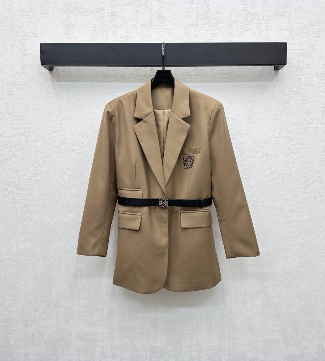 NO:478423,Loew*'s newest product is on the shelves of a single-buckle silhouette jacket, customized with YB imported twill material, glossy and comfortable, sleek and stylish, decorated with a gun-bar collar and a hem slit design, illuminating details, adding layering of styling, embroidered with the chest embroidered logo embroidered with the perforated waist belt, showing the brand tone, facial accessories development, shoulder lapel suit tailoring, first choice for commuting and attending events, full of aura, high-end 2 colors,,loewe, jackets & coats, business suit, alexander wang19860909Loew*新品上架单扣廓形西装外套定制YB进口斜纹绸材质 光泽舒适 垂顺有型 饰以枪驳领搭配下摆开衩设计 点亮细节 增添造型层次感 胸前点缀标志性字母刺绣徽标装饰 与腰间穿孔腰带相互呼应 彰显品牌调性 面辅料开发 正肩翻领西装剪裁 通勤与出席活动穿搭首选 气场十足 高版本2色,,loewe,jackets & coats,business suit,alexander wang,Women's clothing