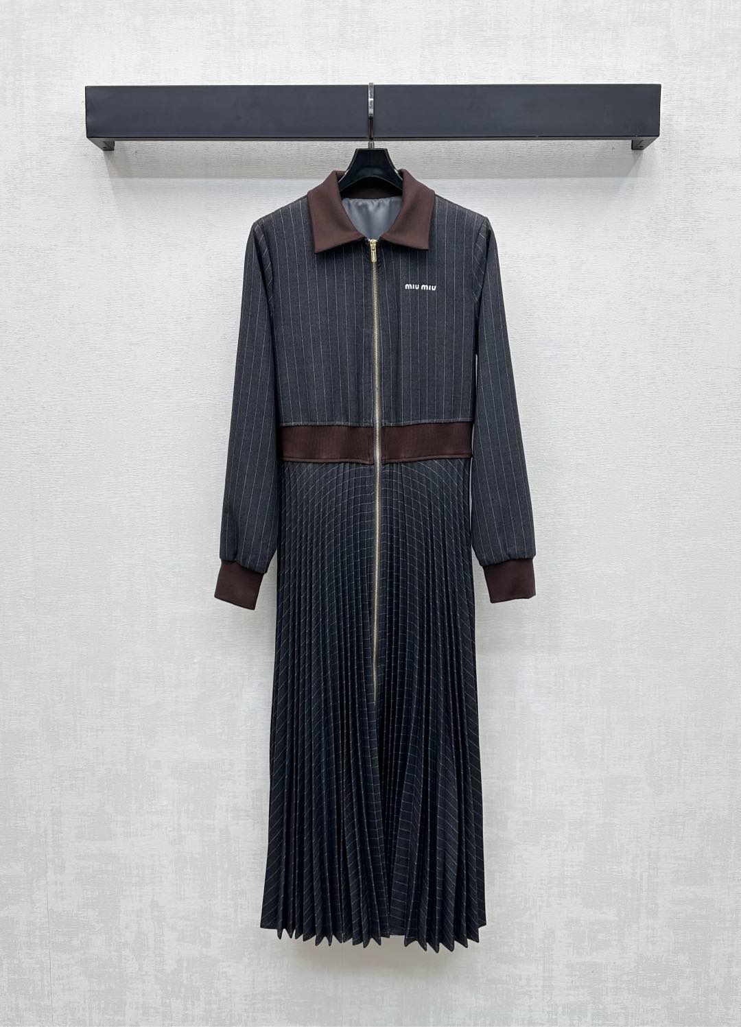 NO:478413,Miumi*'s new product lapel striped dress customized with custom YB imported twill cotton material breathable and comfortable, full of drooping, black and white stripes intertwined design, threaded edges with collar cuffs, echoing each other with waist seal, adding layered styling, iconic letter embroidery logo embellishment on the chest, highlighting the brand tone, surface auxiliary material development, lapel pleated long-sleeved dress tailoring, upper body retro and high-end, daily commuting outfit fashionable and fashionable, high version 2 colors,,miumiu, skirts,alexander wang19860909Miumi*新品上架翻领条纹连衣裙定制YB进口斜纹棉材质 透气舒适 垂感十足 通体黑白条纹交错设计 配合领口袖口沿用螺纹包边 与腰间腰封相互呼应 增添造型层次感 胸前标志性字母刺绣徽标点缀 彰显品牌调性 面辅料开发 翻领百褶长袖连衣裙剪裁 上身复古高级 日常通勤穿搭时髦洋气  高版本2色,,miumiu,skirts,alexander wang,Women's clothing