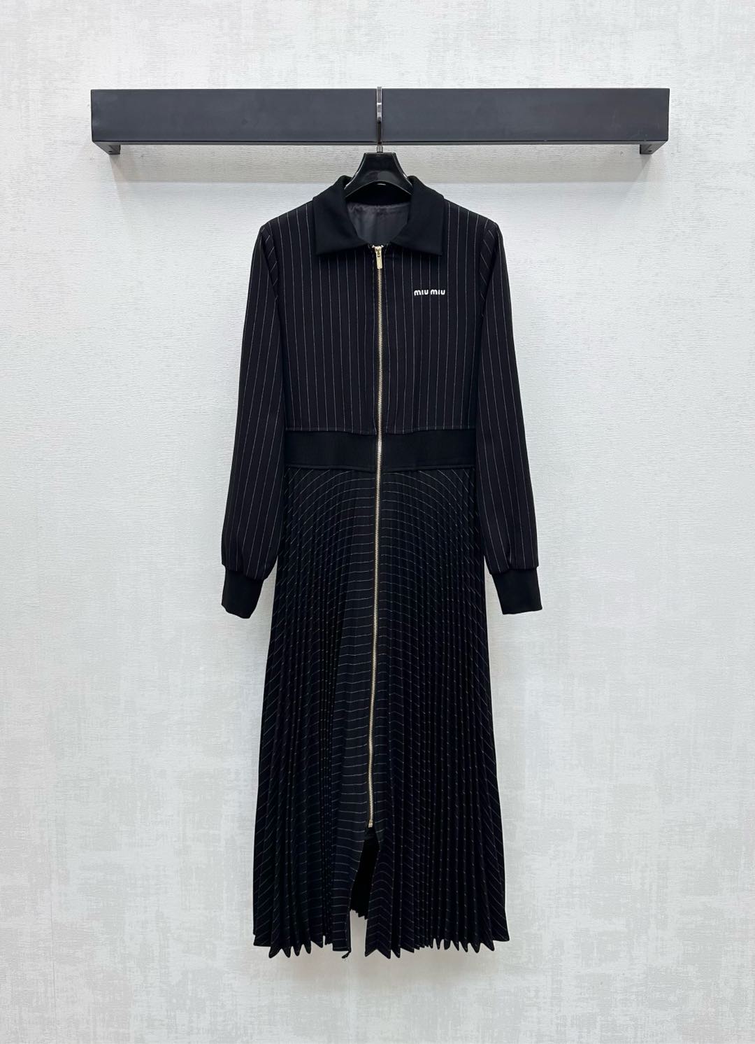 NO:478403,Miumi*'s new product lapel striped dress customized with custom YB imported twill cotton material breathable and comfortable, full of drooping, black and white stripes intertwined design, threaded edges with collar cuffs, echoing each other with waist seal, adding layered styling, iconic letter embroidery logo embellishment on the chest, highlighting the brand tone, surface auxiliary material development, lapel pleated long-sleeved dress tailoring, upper body retro and high-end, daily commuting outfit fashionable and fashionable, high version 2 colors,,miumiu, skirts,alexander wang19860909Miumi*新品上架翻领条纹连衣裙定制YB进口斜纹棉材质 透气舒适 垂感十足 通体黑白条纹交错设计 配合领口袖口沿用螺纹包边 与腰间腰封相互呼应 增添造型层次感 胸前标志性字母刺绣徽标点缀 彰显品牌调性 面辅料开发 翻领百褶长袖连衣裙剪裁 上身复古高级 日常通勤穿搭时髦洋气  高版本2色,,miumiu,skirts,alexander wang,Women's clothing