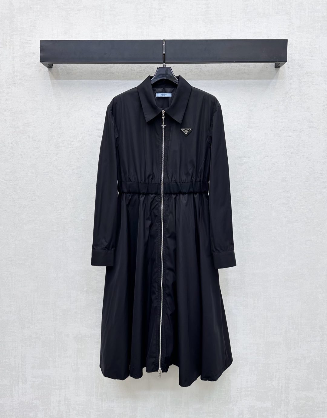 NO:478394,Prad* new product lapel pleated dress customized with custom YB imported recycled nylon material, wide and comfortable, smooth and stylish, with open plaid double-head zipper adjustment and elastic waist styling design, easy to divide up the upper and lower proportions, add a sense of styling layering, embellish the iconic triangle logo decoration on the chest, highlight the brand tone, surface auxiliary material development, lapel long-sleeved dress tailoring, upper body simple and advanced, easy to control in daily commuting, high-end version, prada, skirts, alexander wang19860909Prad*新品上架翻领压褶连衣裙定制YB进口再生尼龙材质 挺阔舒适 垂顺有型 沿用开襟双头拉链调节配合腰间弹力腰造型设计 轻松划分上下比例 增添造型层次感 胸前点缀标志性三角徽标装饰 彰显品牌调性 面辅料开发 翻领长袖连衣裙剪裁 上身简约高级 日常通勤都可轻松驾驭  高版本,,prada,skirts,alexander wang,Women's clothing