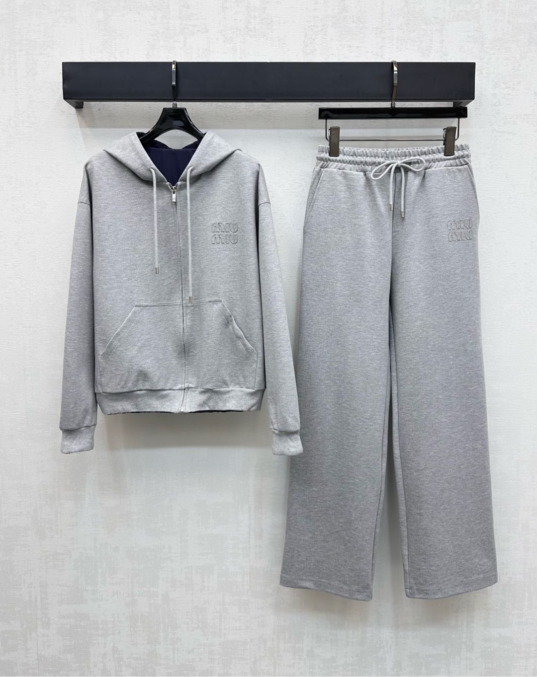 NO:478383,Miumi*'s new product is on the shelves of double-sided hooded jacket trouser suit customized YB imported twill cotton recycled nylon material, comfortable and breathable, crisp and stylish, the chest is decorated with iconic letter logo, highlighting the brand tone, use open zipper adjustment, matched with symmetrical pocket style design, enrich the visual effect and make it fashionable, add to the styling layering, surface auxiliary materials development, hooded jackets are matched with the same series of high-waist drawstring straight-leg pants suit, details echo up and down, complete sets are simple and advanced, daily suits are essential, high-version 2 colors,,miumiu, jackets & coats,hats,alexander wang19860909Miumi*新品上架双面连帽外套长裤套装定制YB进口斜纹棉再生尼龙材质 舒适透气 挺括有型 胸前饰以标志性字母徽标点缀装饰 彰显品牌调性 沿用开襟拉链调节 配合对称口袋版型设计 丰富视觉效果更显时髦 增添造型层次感 面辅料开发 连帽外套搭配同系列高腰抽绳直筒裤套装 细节上下呼应 成套搭配简约高级 日常套装必不可少  高版本2色,,miumiu,jackets & coats,hats,alexander wang,Women's clothing