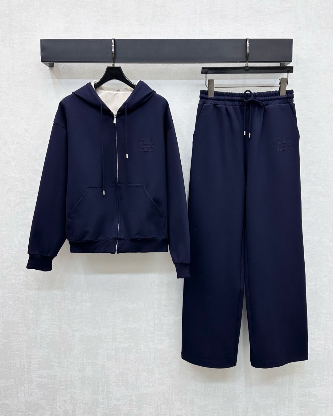 NO:478372,Miumi*'s new product is on the shelves of double-sided hooded jacket trouser suit customized YB imported twill cotton recycled nylon material, comfortable and breathable, crisp and stylish, the chest is decorated with iconic letter logo, highlighting the brand tone, use open zipper adjustment, matched with symmetrical pocket style design, enrich the visual effect and make it fashionable, add to the styling layering, surface auxiliary materials development, hooded jackets are matched with the same series of high-waist drawstring straight-leg pants suit, details echo up and down, complete sets are simple and advanced, daily suits are essential, high-version 2 colors,,miumiu, jackets & coats,hats,alexander wang19860909Miumi*新品上架双面连帽外套长裤套装定制YB进口斜纹棉再生尼龙材质 舒适透气 挺括有型 胸前饰以标志性字母徽标点缀装饰 彰显品牌调性 沿用开襟拉链调节 配合对称口袋版型设计 丰富视觉效果更显时髦 增添造型层次感 面辅料开发 连帽外套搭配同系列高腰抽绳直筒裤套装 细节上下呼应 成套搭配简约高级 日常套装必不可少  高版本2色,,miumiu,jackets & coats,hats,alexander wang,Women's clothing