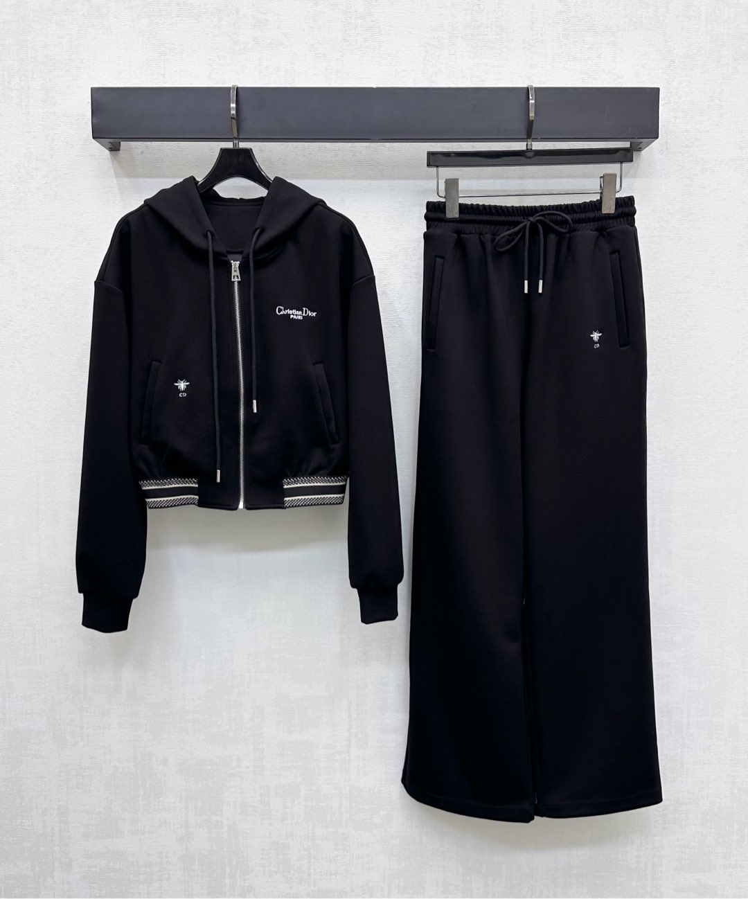 NO:478404,Dio* new product hooded zipper jacket trousers set customized YB imported air cotton material, high-quality texture, soft and skin-friendly, use open-labeled zipper adjustment design, practical and convenient, add styling and layering, create an exclusive sweet and cool style, embroidered with the chest embroidered with the logo embroidered with the hem letter webbing, highlighting the brand tone, surface accessories development, hooded jacket jacket with high-waist drawstring trousers in the same series, the set is more uniform and coordinated, meeting the various wear needs of daily commuting, high-version 2 colors,,dior, jackets & coats, jackets & coats,hats,alexander wang19860909Dio*新品上架连帽拉链外套长裤套装定制YB进口空气全棉材质 质感高级 柔软亲肤 沿用开襟拉链调节设计 配合对称插兜口袋造型实用便捷 增添造型层次感 打造专属甜酷风 胸前点缀标志性字母刺绣徽标装饰 与下摆字母织带相互呼应 彰显品牌调性 面辅料开发 连帽夹克外套搭配同系列高腰抽绳长裤 成套穿着更加统一协调 满足日常通勤多种穿搭需求  高版本2色,,dior,jackets & coats,jackets & coats,hats,alexander wang,Women's clothing