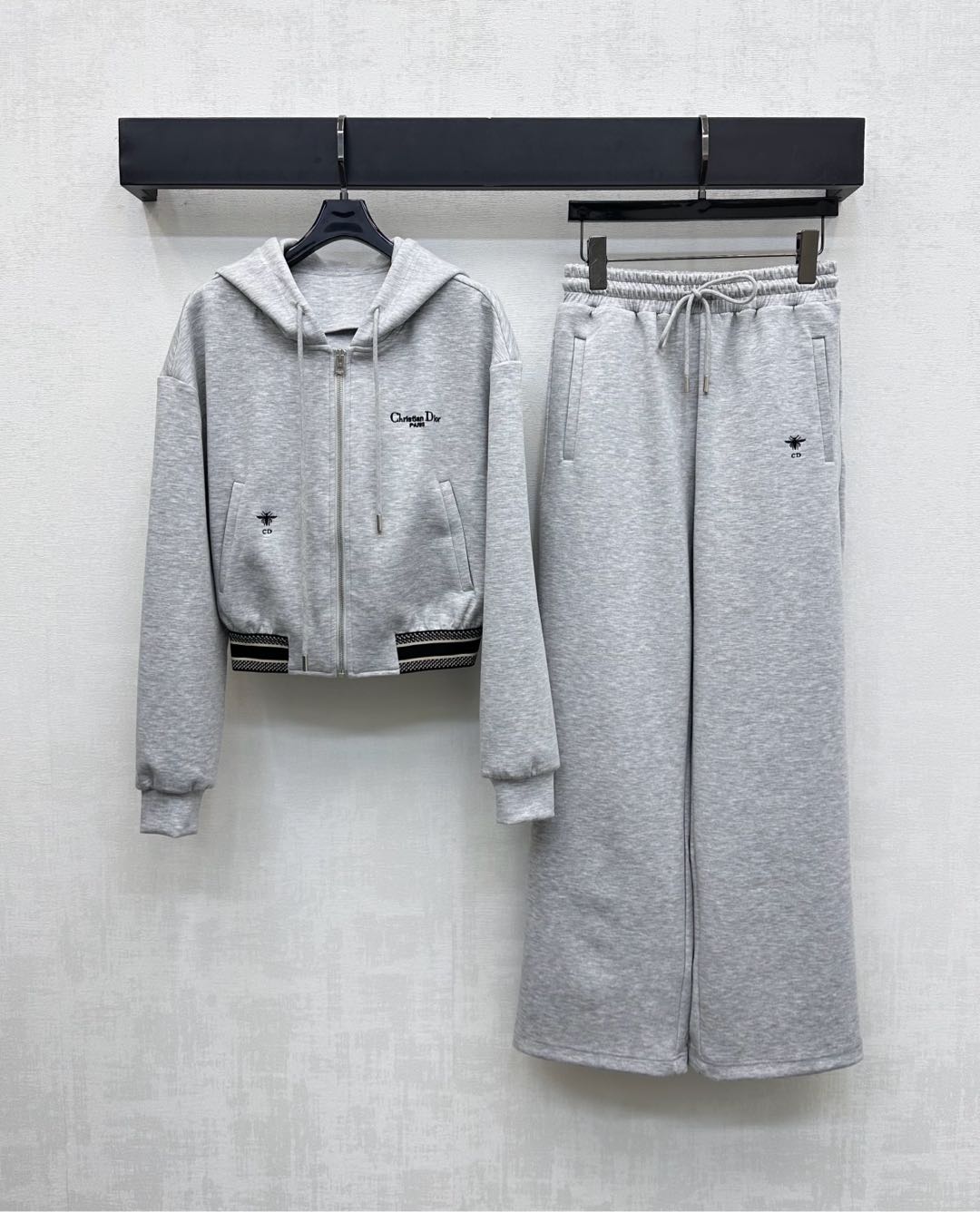 NO:478414,Dio* new product hooded zipper jacket trousers set customized YB imported air cotton material, high-quality texture, soft and skin-friendly, use open-labeled zipper adjustment design, practical and convenient, add styling and layering, create an exclusive sweet and cool style, embroidered with the chest embroidered with the logo embroidered with the hem letter webbing, highlighting the brand tone, surface accessories development, hooded jacket jacket with high-waist drawstring trousers in the same series, the set is more uniform and coordinated, meeting the various wear needs of daily commuting, high-version 2 colors,,dior, jackets & coats, jackets & coats,hats,alexander wang19860909Dio*新品上架连帽拉链外套长裤套装定制YB进口空气全棉材质 质感高级 柔软亲肤 沿用开襟拉链调节设计 配合对称插兜口袋造型实用便捷 增添造型层次感 打造专属甜酷风 胸前点缀标志性字母刺绣徽标装饰 与下摆字母织带相互呼应 彰显品牌调性 面辅料开发 连帽夹克外套搭配同系列高腰抽绳长裤 成套穿着更加统一协调 满足日常通勤多种穿搭需求  高版本2色,,dior,jackets & coats,jackets & coats,hats,alexander wang,Women's clothing