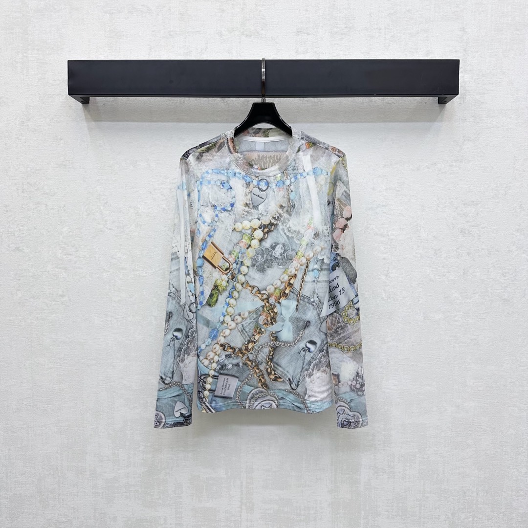 NO:478361,Acne studio*'s newest product is on the shelves of round neck printed base shirts. Customized YB imported mesh material is clear and comfortable. Full of elasticity. The whole body is slightly permeable and blue base. It is combined with the old money-sensing bead chain iconic letter printing decoration to show the brand tone. It is versatile and durable. It uses active printing technology to get rid of boring monotony and adds a sense of styling. The surface auxiliary materials are developed. The round neck long sleeves are cut. The upper body is slim and high-end. It shows the fashionable autumn and winter inner wear. Daily commuting, date and leisure. High-end version,,acne studios,dior,alexander wang19860909Acne studio*新品上架圆领印花打底衫定制YB进口网纱材质 清透舒适 弹力十足 通体微透水蓝色打底 配合老钱感珠链标志性字母印花装饰 彰显品牌调性 百搭耐看 以活性印花工艺 摆脱无聊的单调 增添造型层次感 面辅料开发 圆领长袖版型剪裁 上身显瘦高级 尽显时尚秋冬内搭 日常通勤约会休闲都  高版本,,acne studios,dior,alexander wang,Women's clothing