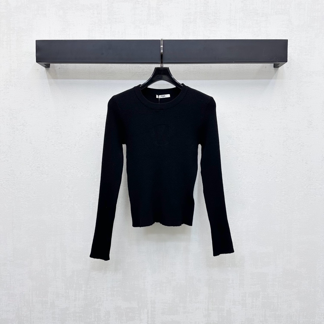 NO:478337,Fend*'s new product embossed letter knit sweater on the shelves are customized YB imported wool knitted material. Soft and comfortable. The neckline is decorated with elastic threaded edges and fits tightening to add a sense of styling. The chest is decorated with iconic embossed letter logo decoration to highlight the brand tone. The surface and accessories are developed. The round neck pullover sweater cut. The upper body adds a Korean gentle and literary atmosphere. The autumn and winter inner layer is full of layering atmosphere. High version 2 colors, fendi, sweaters, alexander wang19860909Fend*新品上架压花字母针织毛衣定制YB进口羊毛针织材质 柔软舒适 领口饰以弹力螺纹包边贴合收紧处理 增添造型层次感 胸前融入标志性压花字母徽标装饰 彰显品牌调性 面辅料开发 圆领套头毛衣剪裁 上身增添韩式温柔文艺气息 秋冬内搭叠穿氛围感十足   高版本2色,,fendi,sweaters,alexander wang,Women's clothing