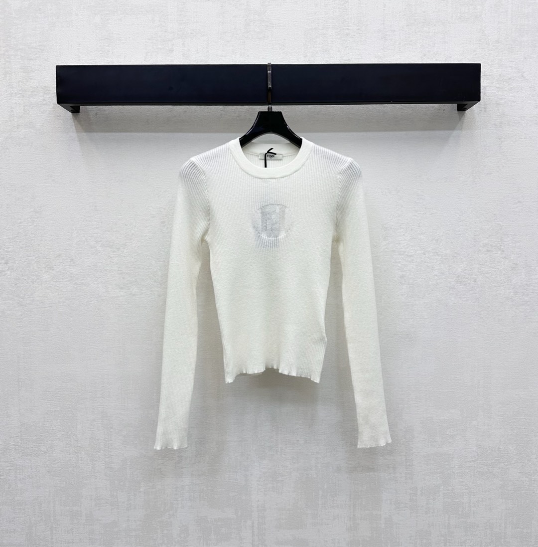 NO:478349,Fend*'s new product embossed letter knit sweater on the shelves are customized YB imported wool knitted material. Soft and comfortable. The neckline is decorated with elastic threaded edges and fits tightening to add a sense of styling. The chest is decorated with iconic embossed letter logo decoration to highlight the brand tone. The surface and accessories are developed. The round neck pullover sweater cut. The upper body adds a Korean gentle and literary atmosphere. The autumn and winter inner layer is full of layering atmosphere. High version 2 colors, fendi, sweaters, alexander wang19860909Fend*新品上架压花字母针织毛衣定制YB进口羊毛针织材质 柔软舒适 领口饰以弹力螺纹包边贴合收紧处理 增添造型层次感 胸前融入标志性压花字母徽标装饰 彰显品牌调性 面辅料开发 圆领套头毛衣剪裁 上身增添韩式温柔文艺气息 秋冬内搭叠穿氛围感十足   高版本2色,,fendi,sweaters,alexander wang,Women's clothing