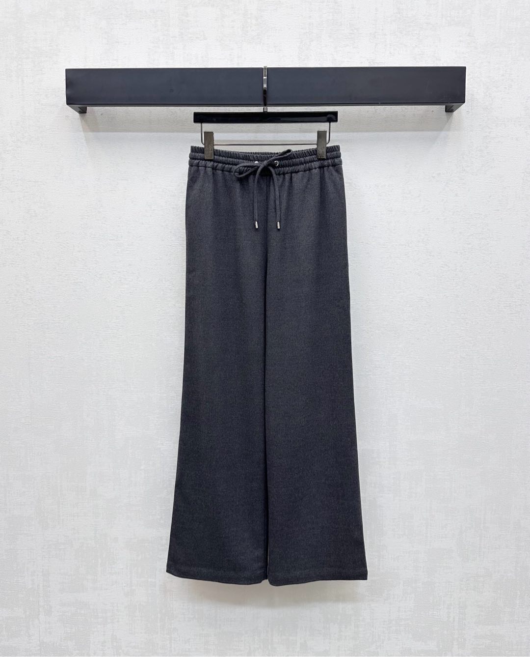 NO:478384,Miumi*'s newest product is on the shelf, high-waist drawstring straight trousers, customized YB imported twill cotton, crisp, comfortable and stylish, use drawstring to adjust the elastic waist styling design, add layering, and embellishment of the rear hip pocket, highlighting the brand tone, surface auxiliary material development, high-waist wide-leg trousers tailoring, inclusively modify the leg shape, and wear a full high-story fashionable style, a versatile item in all seasons, high-version 2 colors,,miumiu,alexander wang19860909Miumi*新品上架高腰抽绳直筒长裤定制YB进口斜纹全棉材质 挺括舒适有型 沿用抽绳调节弹力腰造型设计 增添造型层次感 后臀口袋处融入标志性字母徽标点缀装饰 彰显品牌调性 面辅料开发 高腰阔腿长裤剪裁 包容修饰腿型的同时 穿出满满的高街时髦风格 一条四季百搭单品  高版本2色l,,miumiu,alexander wang,Women's clothing