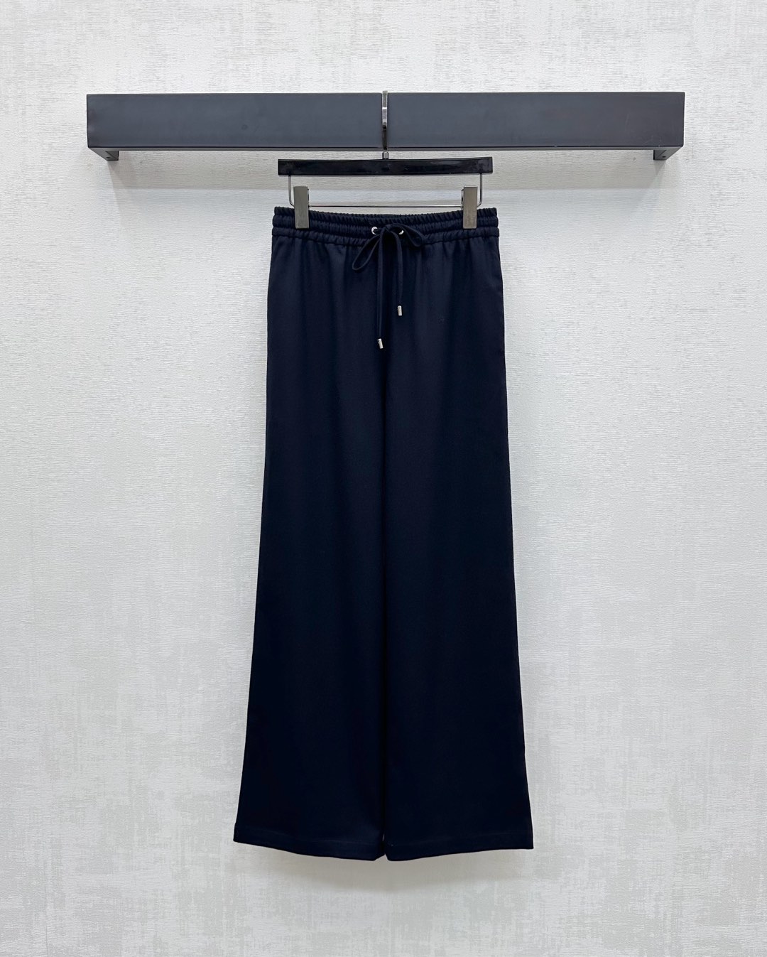 NO:478373,Miumi*'s new product is on the shelf with high waist drawstring straight trousers customized YB imported twill cotton material, crisp, comfortable and stylish, use drawstring to adjust the elastic waist styling design to add layering, the rear hip pocket is decorated with iconic letter logo embellishment to highlight the brand tone, surface auxiliary material development, high waist wide-leg trousers tailoring, inclusively modify the leg shape, and wear a full high street fashionable style. A versatile item in all seasons, high version 2 colors,,miumiu,alexander wang19860909Miumi*新品上架高腰抽绳直筒长裤定制YB进口斜纹全棉材质 挺括舒适有型 沿用抽绳调节弹力腰造型设计 增添造型层次感 后臀口袋处融入标志性字母徽标点缀装饰 彰显品牌调性 面辅料开发 高腰阔腿长裤剪裁 包容修饰腿型的同时 穿出满满的高街时髦风格 一条四季百搭单品  高版本2色,,miumiu,alexander wang,Women's clothing