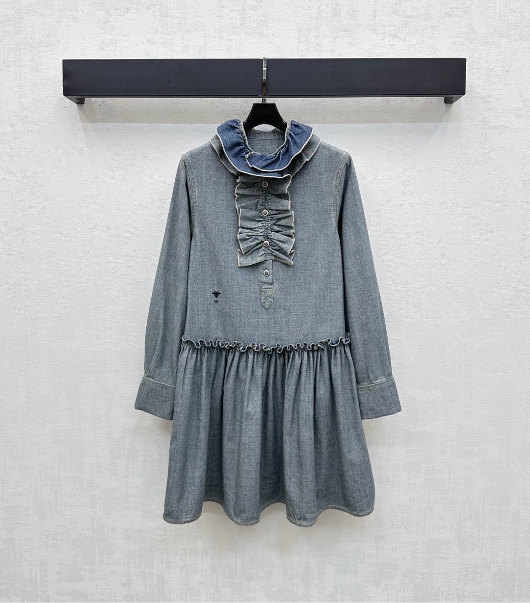 NO:479731,Dio*2025 new product is on the shelves, with a detached lace denim dress, custom YB imported twill cotton denim material, squid and comfortable, the whole body is smooth, light blue intertwined and collided to make it look more retro and fashionable, half-pallet button adjustment design, combined with the collar and waist pleated wood fungus lace decoration, add a sense of styling, detachable as front lace ribbon, unlock fashion and multiple wear methods, embellish the iconic bee CD letter embroidery logo on the waist, highlighting the brand tone, surface auxiliary material development, stand-up collar pleated dress tailoring, create a casual and relaxing literary style, meet the various needs of commuting and dates, and wear more age-reducing temperament. High-version,,dior,skirts,alexander wang19860909Dio*2025新品上架拆卸褶皱花边牛仔连衣裙定制YB进口斜纹棉牛仔材质 垂顺舒适有型 通体沿用深浅蓝色交错碰撞更显复古时髦 半开襟对版纽扣调节设计 配合领边腰间褶皱木耳花边装饰 增添造型层次感 可拆解作前襟飘带 解锁时尚多穿法 腰侧点缀标志性蜜蜂CD字母刺绣徽标 彰显品牌调性 面辅料开发 立领压褶连衣裙剪裁 打造休闲松弛文艺风 满足通勤约会多种需求 穿搭更显减龄气质 高版本,,dior,skirts,alexander wang,Women's clothing