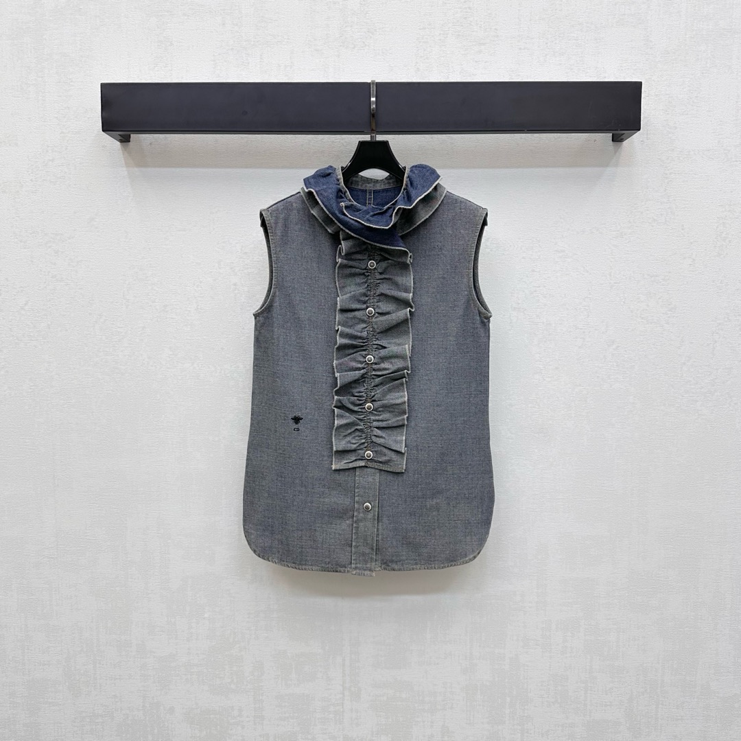 NO:479785,Dio*2025 new product is on the shelves to remove pleated lace denim vest custom YB imported twill cotton denim material, squid and comfortable and stylish, the whole body is staggered and intertwined with dark and light blue, and it makes it more retro and fashionable. The plaid-on-version button adjustment design is combined with the collar pleated wood fungus lace decoration to add a sense of styling. It can be detached as a front plaid ribbon, unlocking fashion and multiple ways to wear it. The waist is embroidered with the iconic bee CD letter embroidery logo to highlight the brand tone. The surface auxiliary material development stand-up collar sleeveless shirt tailoring creates a casual and relaxed literary style to meet the various needs of commuting and dates. The outfit is more age-reducing. High-version, dior,shirts,alexander wang19860909Dio*2025新品上架拆卸褶皱花边牛仔背心定制YB进口斜纹棉牛仔材质 垂顺舒适有型 通体沿用深浅蓝色交错碰撞更显复古时髦 开襟对版纽扣调节设计 配合领边褶皱木耳花边装饰 增添造型层次感 可拆解作前襟飘带 解锁时尚多穿法 腰侧点缀标志性蜜蜂CD字母刺绣徽标 彰显品牌调性 面辅料开发 立领无袖衬衫剪裁 打造休闲松弛文艺风 满足通勤约会多种需求 穿搭更显减龄气质 高版本,,dior,shirts,alexander wang,Women's clothing