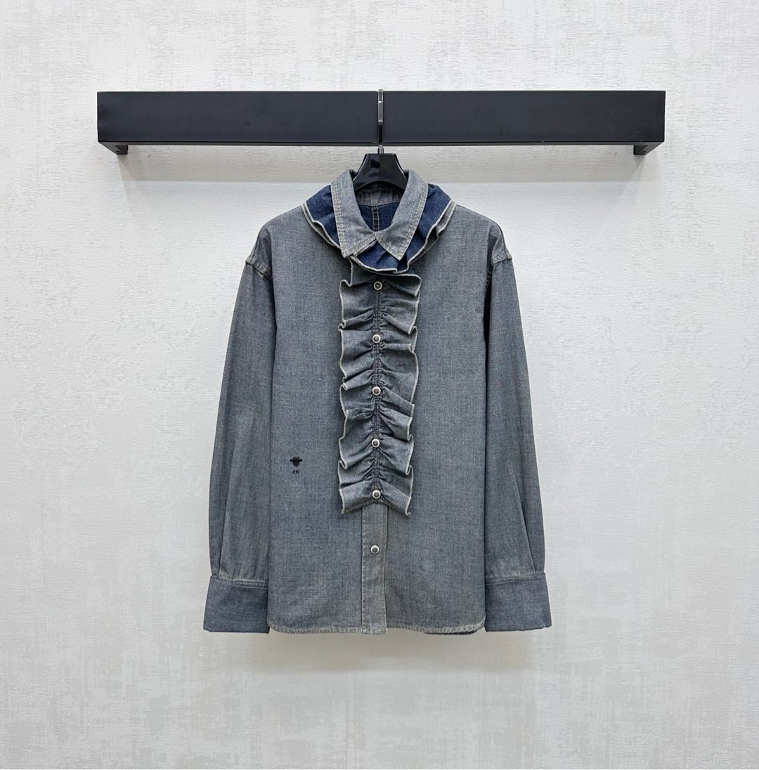 NO:479771,Dio*2025 new product is on the shelves to remove pleated lace denim shirts. Customized YB imported twill cotton denim material. It is smooth, comfortable and stylish. The whole body is staggered and dark blue. The interlaced collision makes it more retro and fashionable. The plaid button adjustment design is combined with the collar pleated wood fungus lace decoration to add layering. It can be detached as front lace ribbons. Unlock fashion and multiple wear methods. The waist is embroidered with the iconic bee CD letter embroidery logo to highlight the brand tone. The surface auxiliary material development. Lapel long-sleeved shirt tailoring creates a casual and relaxed literary style. Meet various needs for commuting and dating. The outfit is more age-reducing. High-version,,dior,shirts,alexander wang19860909Dio*2025新品上架拆卸褶皱花边牛仔衬衣定制YB进口斜纹棉牛仔材质 垂顺舒适有型 通体沿用深浅蓝色交错碰撞更显复古时髦 开襟对版纽扣调节设计 配合领边褶皱木耳花边装饰 增添造型层次感 可拆解作前襟飘带 解锁时尚多穿法 腰侧点缀标志性蜜蜂CD字母刺绣徽标 彰显品牌调性 面辅料开发 翻领长袖衬衫剪裁 打造休闲松弛文艺风 满足通勤约会多种需求 穿搭更显减龄气质 高版本,,dior,shirts,alexander wang,Women's clothing